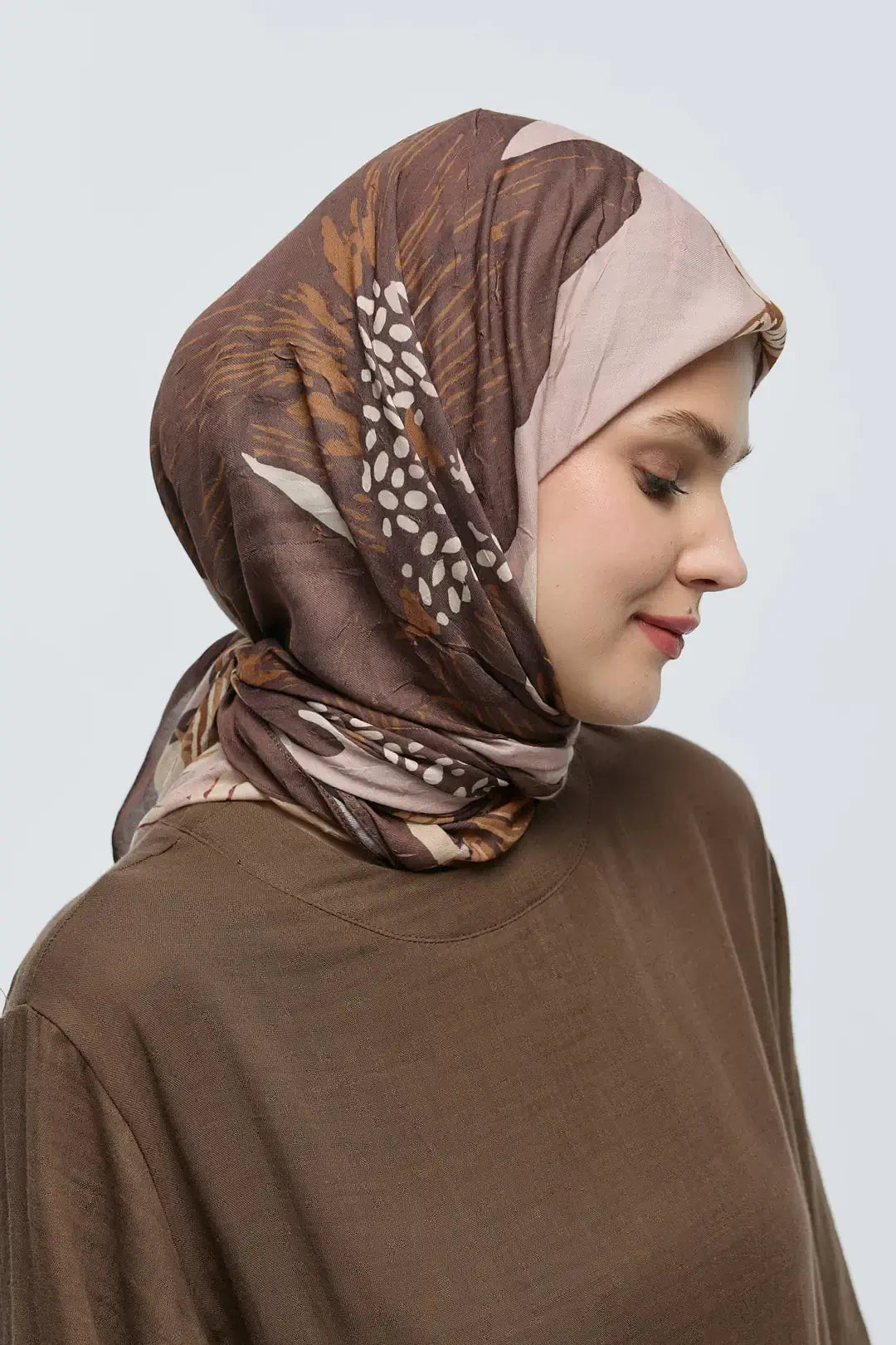 Bambu Eşarp model üzerinde zarif duruş Kahverengi ton