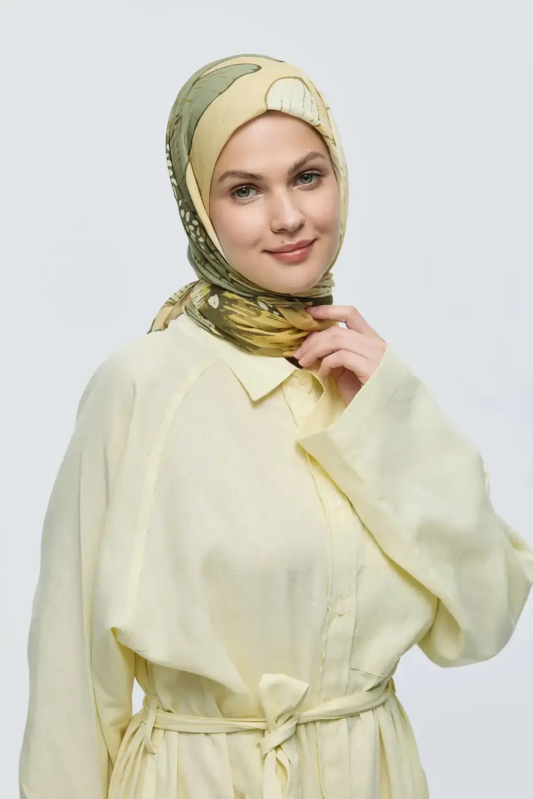 Bambu Eşarp model üzerinde zarif duruş Safran ton