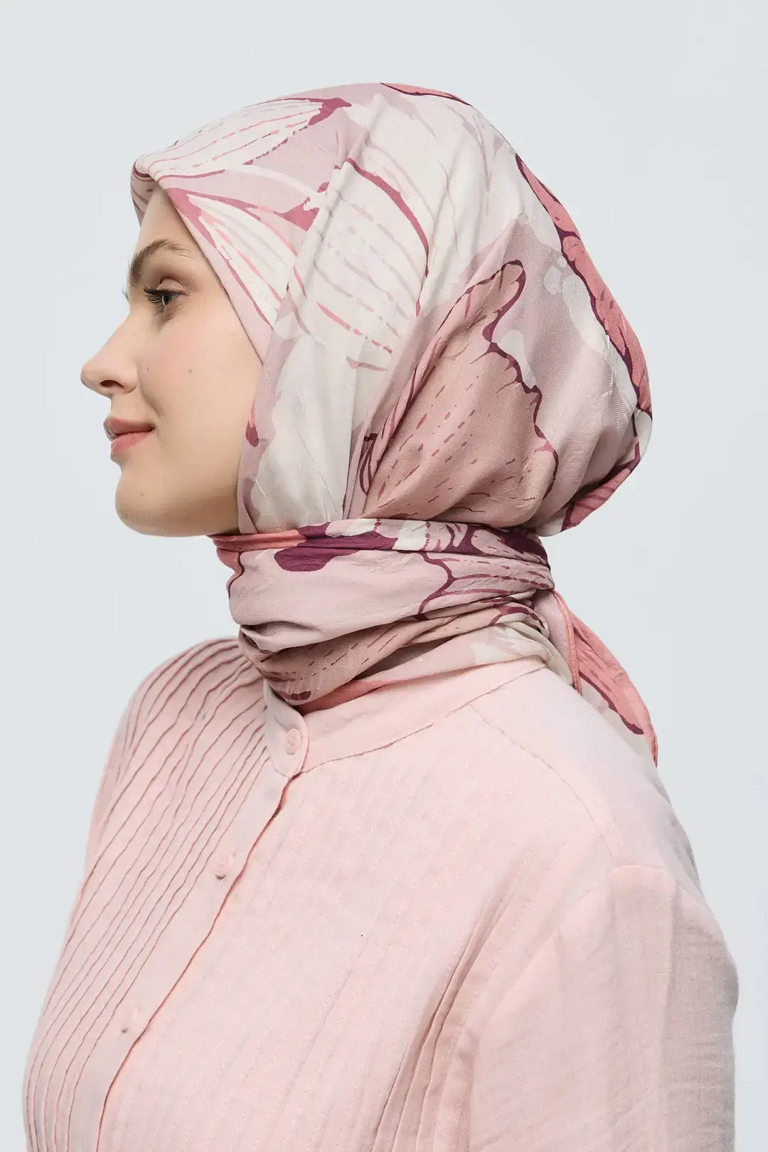 Bambu Eşarp model üzerinde zarif duruş Somon ton