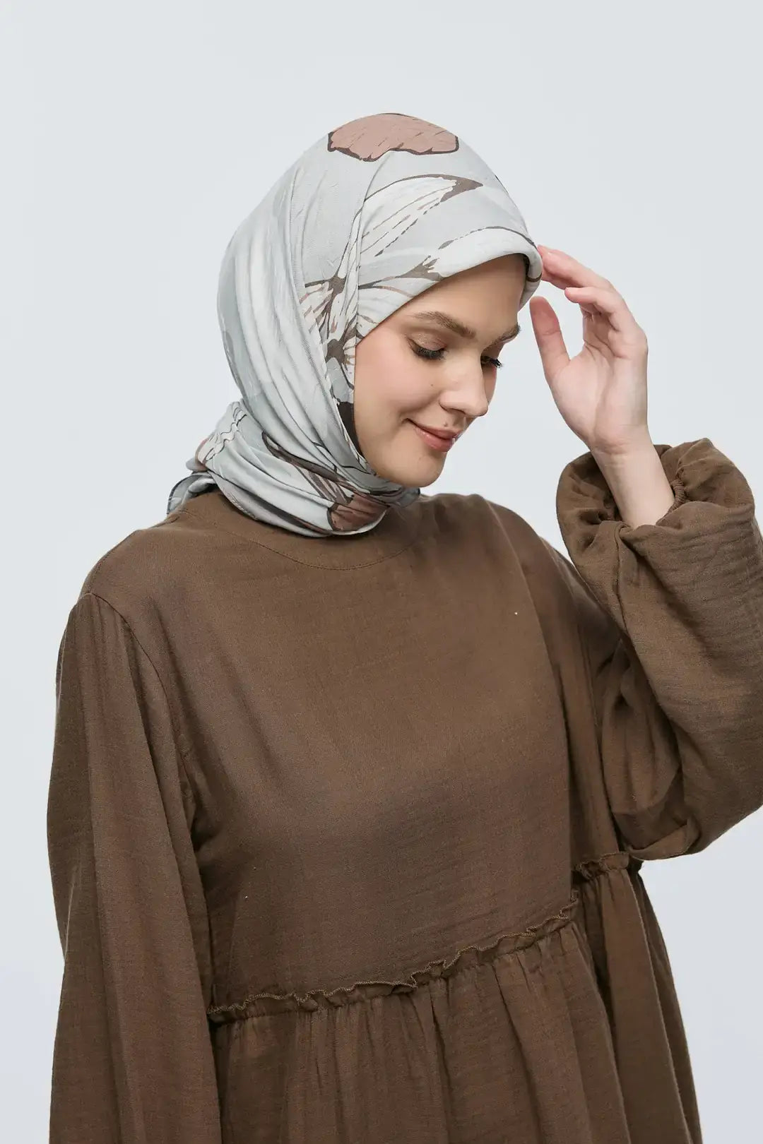 Bambu Eşarp model üzerinde zarif duruş Taş Vizon ton