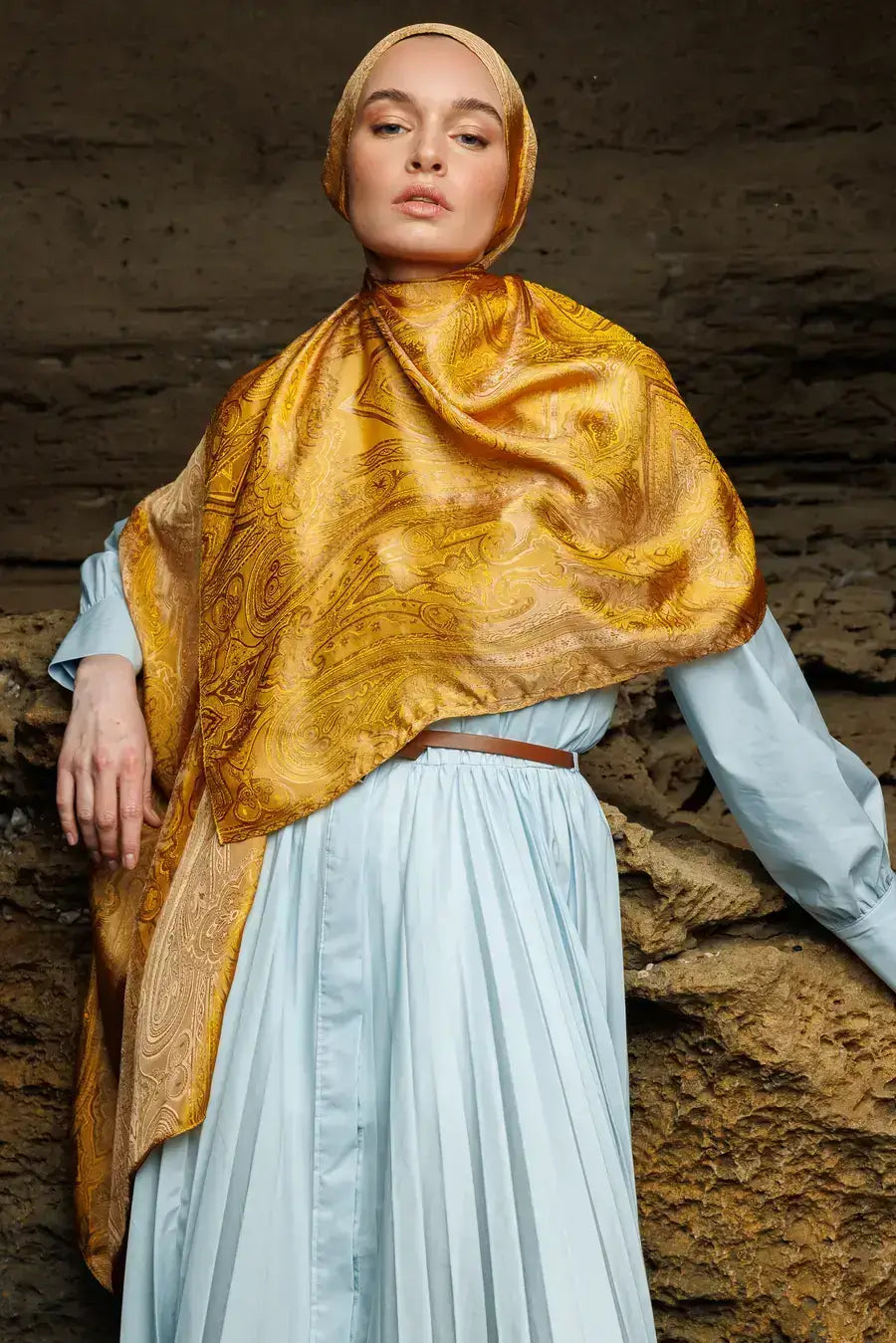 Shine Line Koleksiyonu – Işıltılı dokusu ve altın rengiyle klasik zarafeti yansıtan bu şal, stilinize sofistike bir parıltı katıyor.