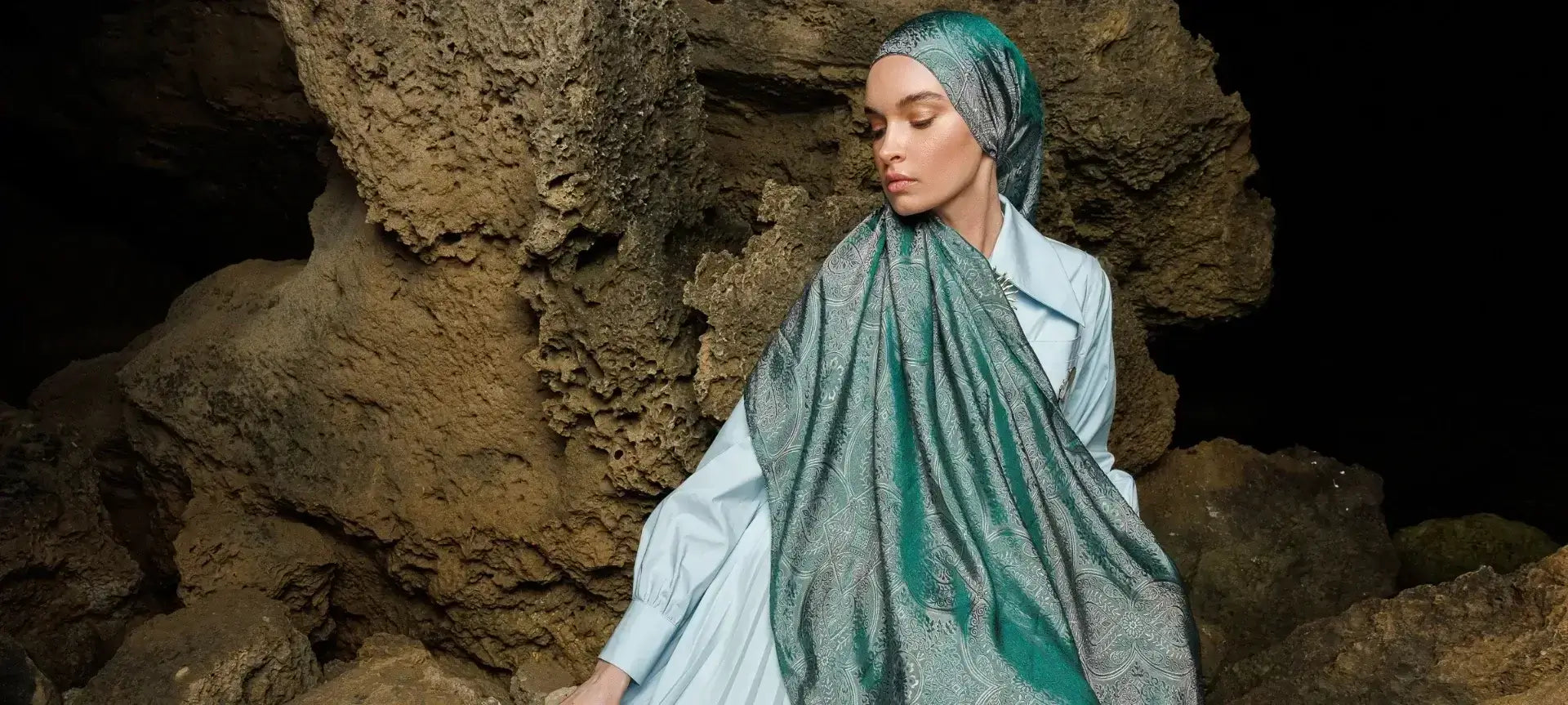 "Zümrüt yeşili etnik desenli Shine Line şal – doğadan ilham alan zarafetiyle güçlü ve göz alıcı bir duruş sunar."