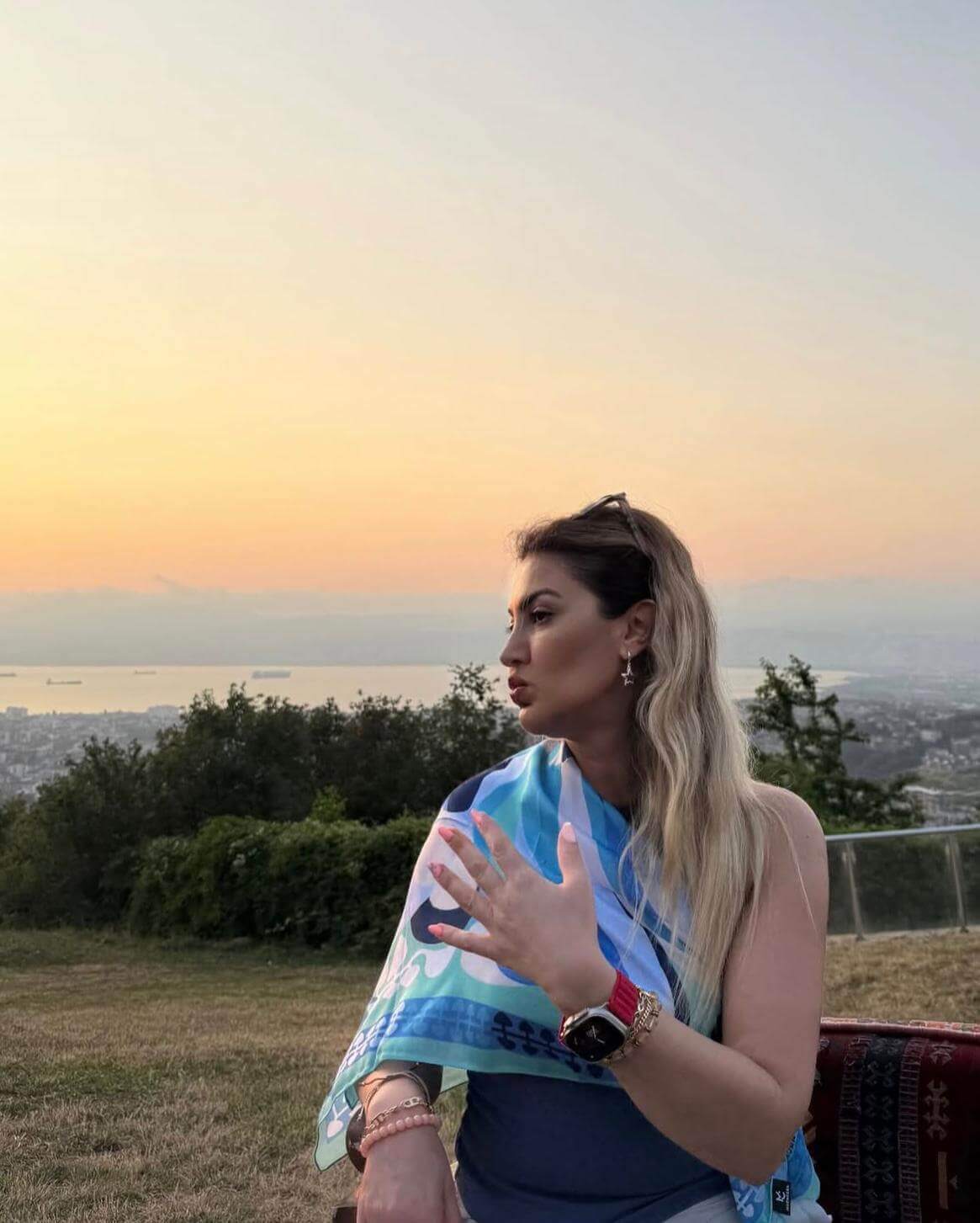 "Moda Nûda Flora Koleksiyonu mavi tonlarda %100 ipek fular – yazlık zarif fular modeli"