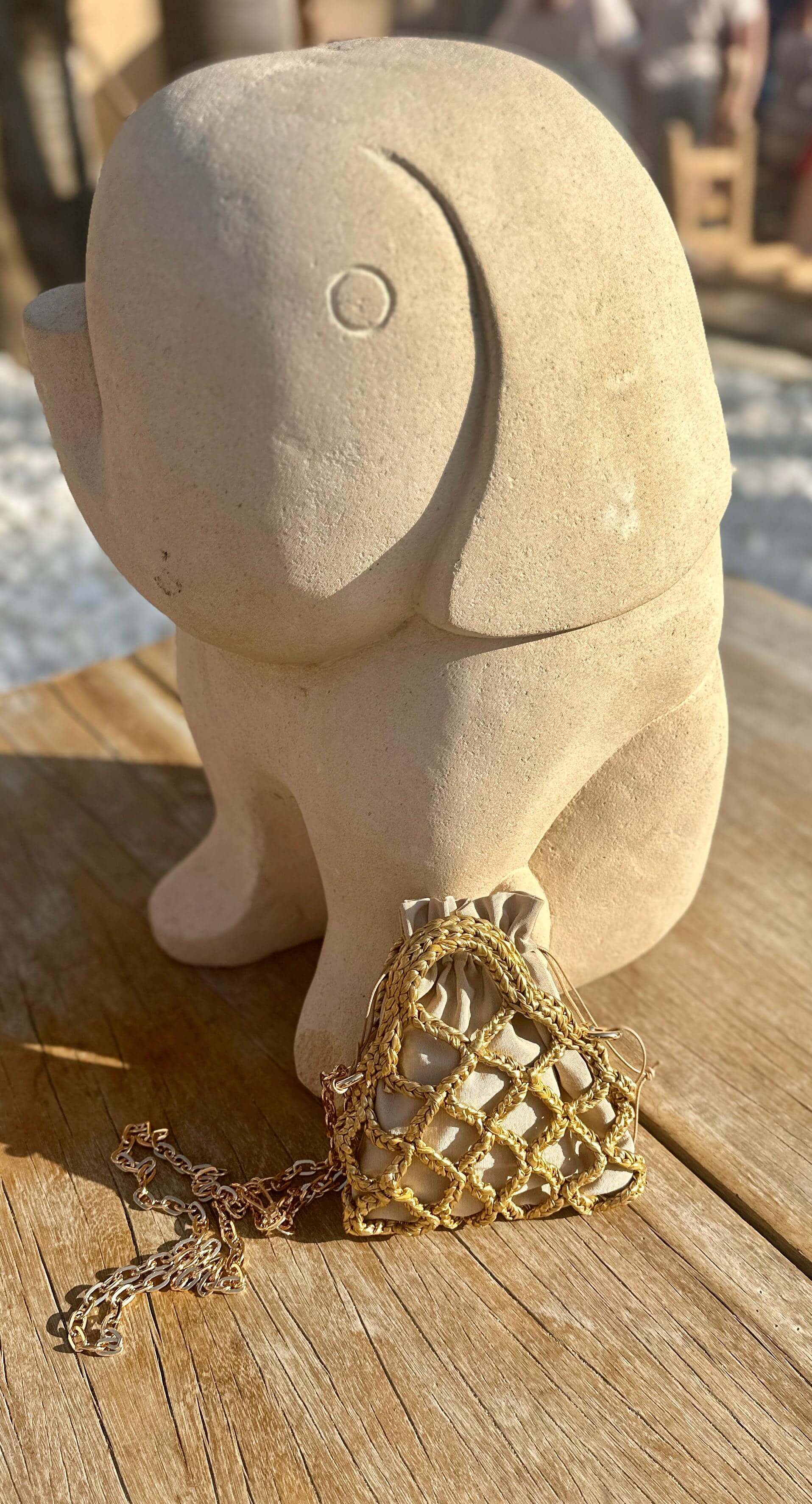 Bohem stili yansıtan bono chain çanta, günlük kombinlere özgün ve şık bir hava katar.