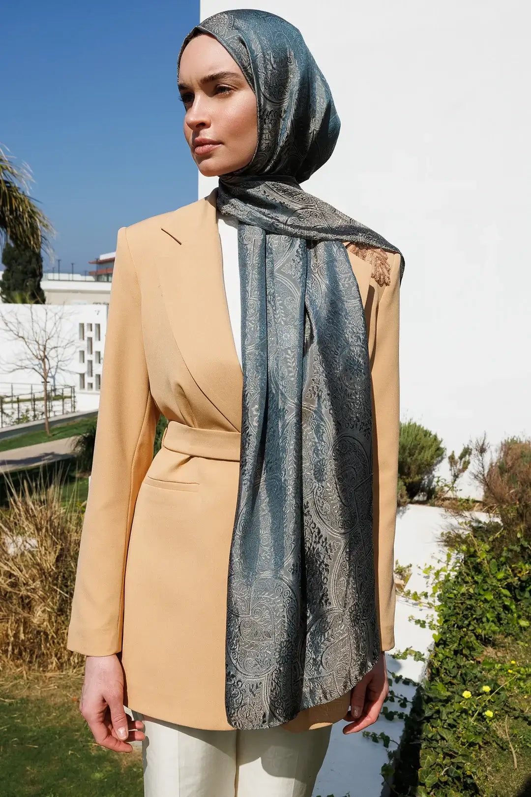 Parlak dokusuyla şıklık sunan petrol mavisi-bej Shine Line şal modeli