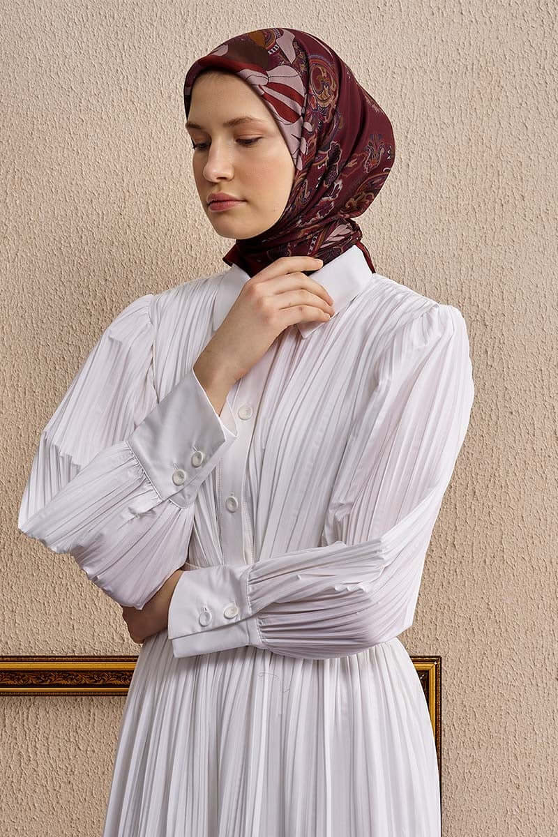 “Moda Nûda Vision Art Collection Flare ipek eşarp – bordo zemin üzerinde floral ve paisley desenli kare tasarım”