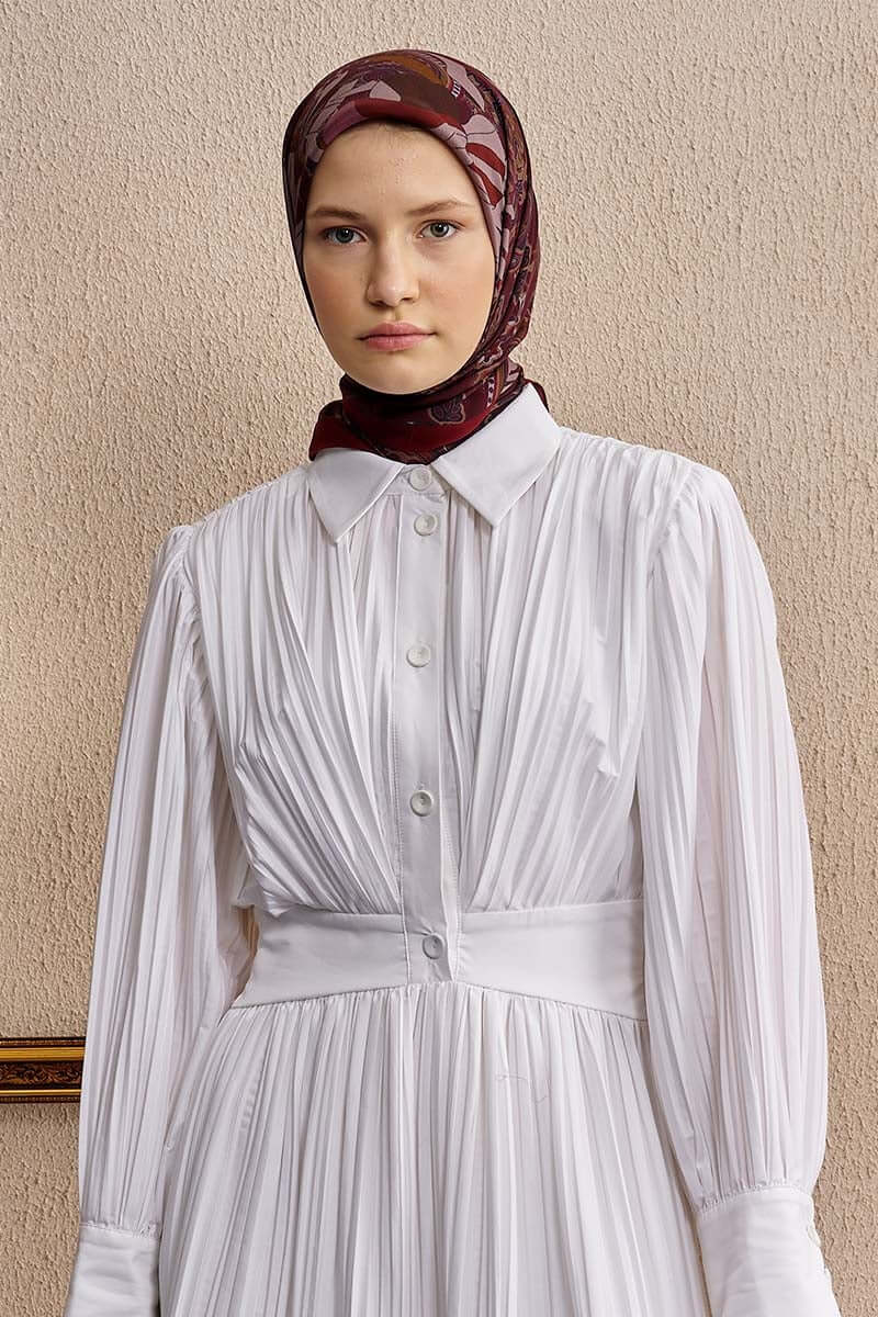 “Moda Nûda Vision Art Collection Flare ipek eşarp – bordo zemin üzerinde floral ve paisley desenli kare tasarım”