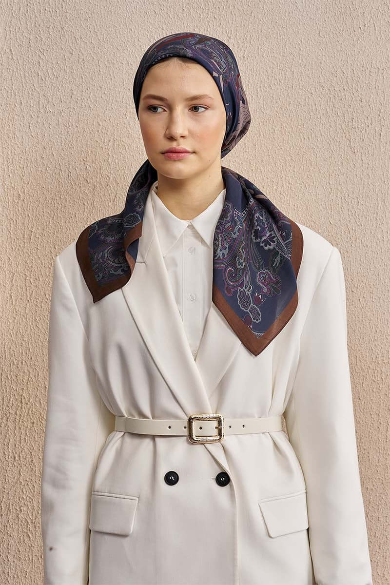 “Moda Nûda Vision Art Collection Flare ipek eşarp – lacivert zemin üzerinde kahverengi floral ve paisley desenli kare tasarım”
