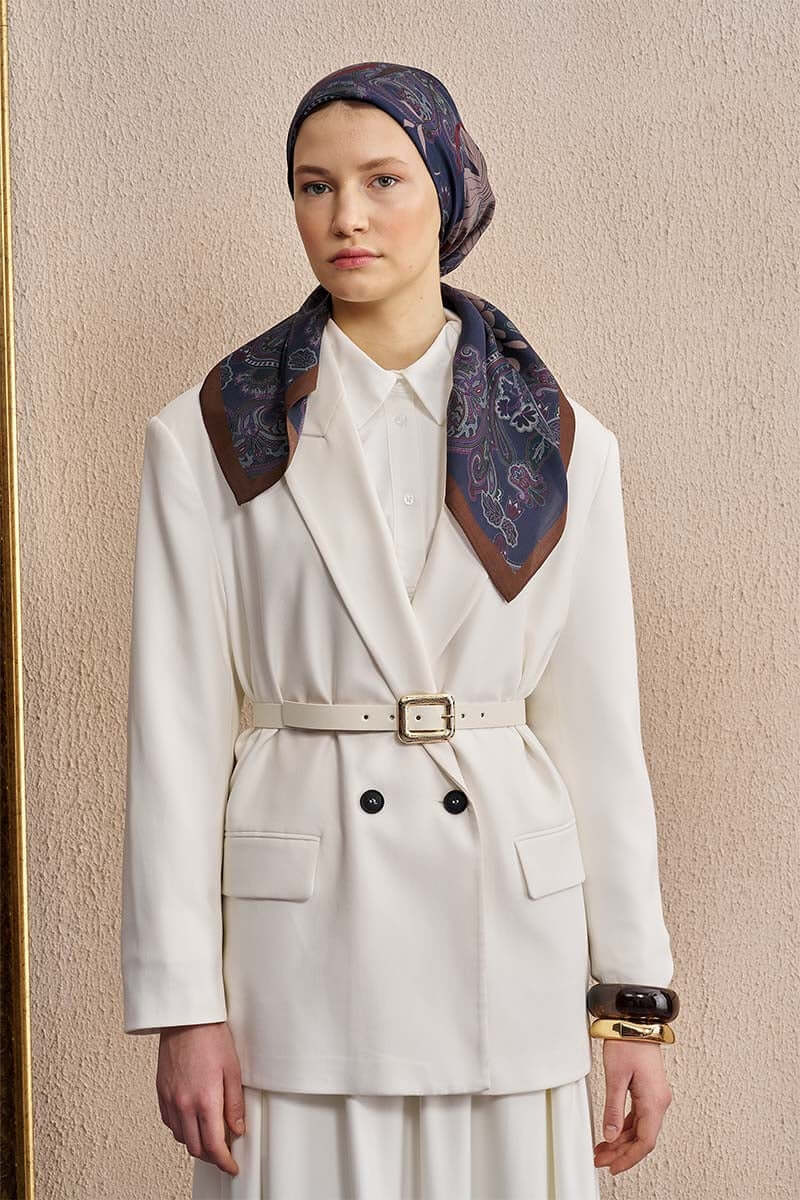 “Moda Nûda Vision Art Collection Flare ipek eşarp – lacivert zemin üzerinde kahverengi floral ve paisley desenli kare tasarım”
