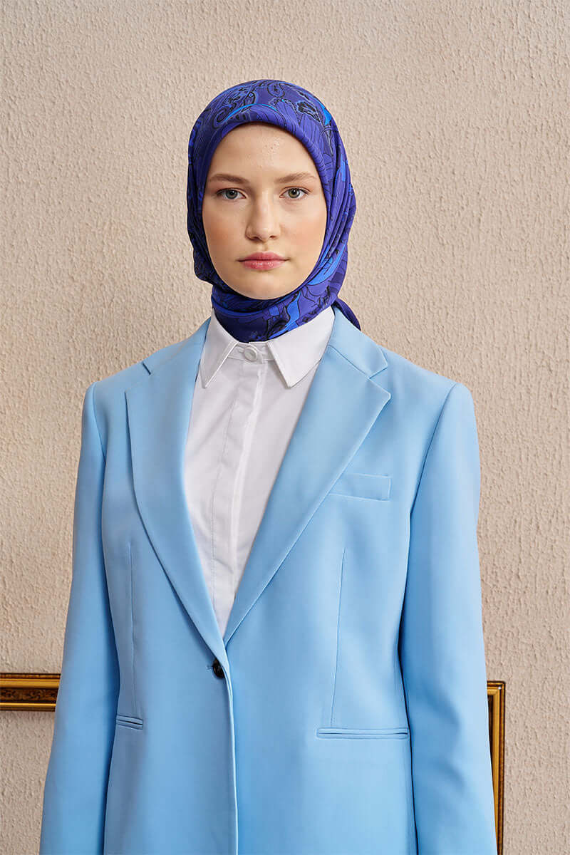 “Moda Nûda Vision Art Collection Flare ipek eşarp – mor zemin üzerinde floral ve paisley desenli kare tasarım”