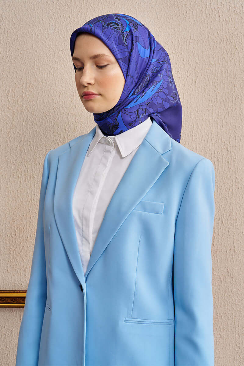 “Moda Nûda Vision Art Collection Flare ipek eşarp – mor zemin üzerinde floral ve paisley desenli kare tasarım”