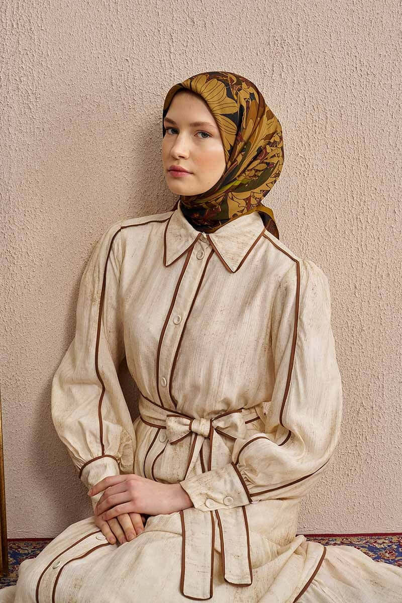 “Moda Nûda Vision Art Collection Flare ipek eşarp – yağ yeşili tonlarında çiçekli ve paisley desenli kare tasarım”