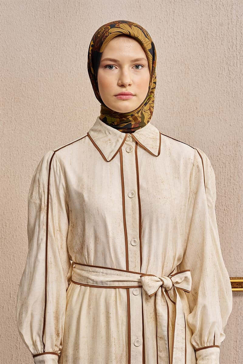 “Moda Nûda Vision Art Collection Flare ipek eşarp – yağ yeşili tonlarında çiçekli ve paisley desenli kare tasarım”