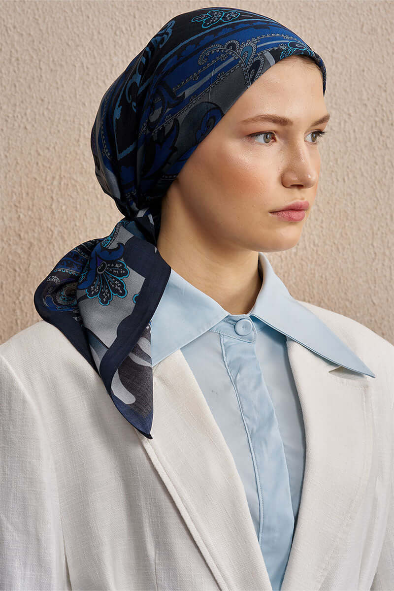 “Moda Nûda Vision Art Collection Lacrina desenli ipek eşarp – lacivert renkli etnik motifli tasarım”