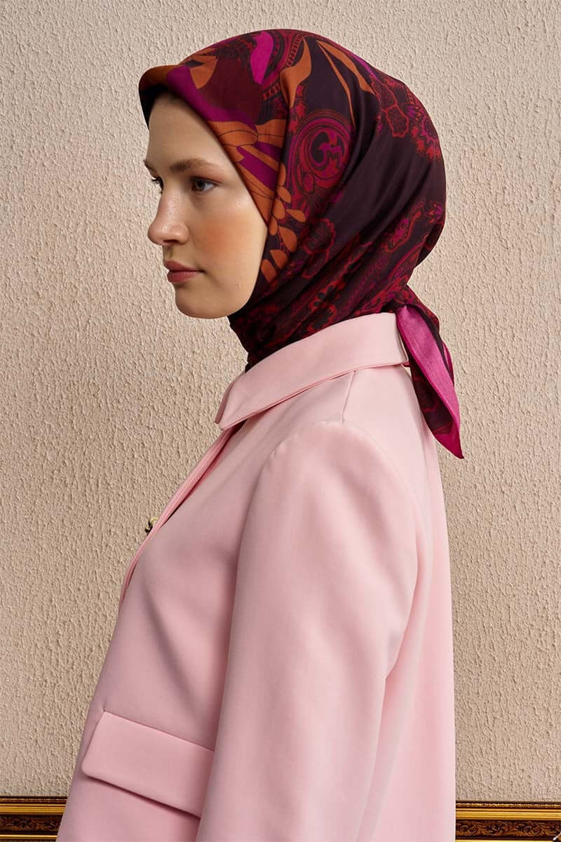 “Moda Nûda Vision Art Collection Flare eşarp – pembe bordürlü, bordo zemin üzerine turuncu çiçekli ve paisley desenli şık ipek eşarp tasarımı”