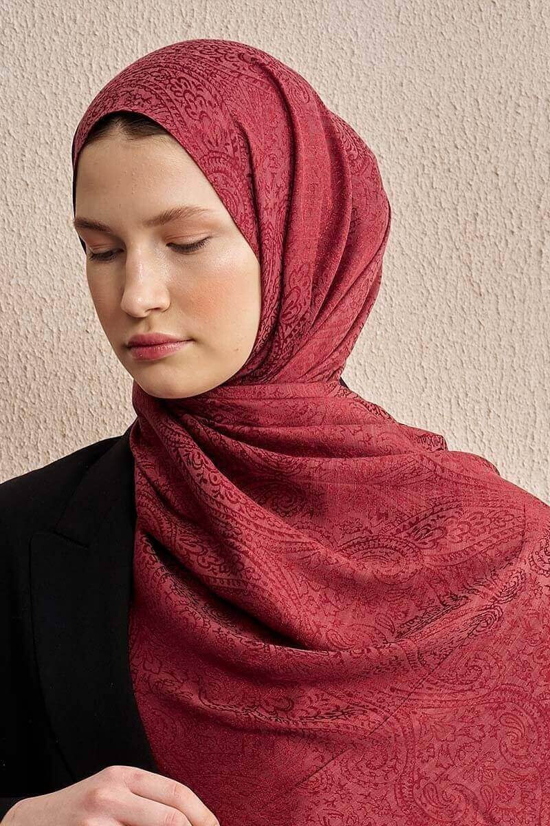 "Çift Taraflı Etnik Desen Şal Bordo, dokulu yapısı ve derin rengiyle klasik şıklığı modern bir stille buluşturuyor."