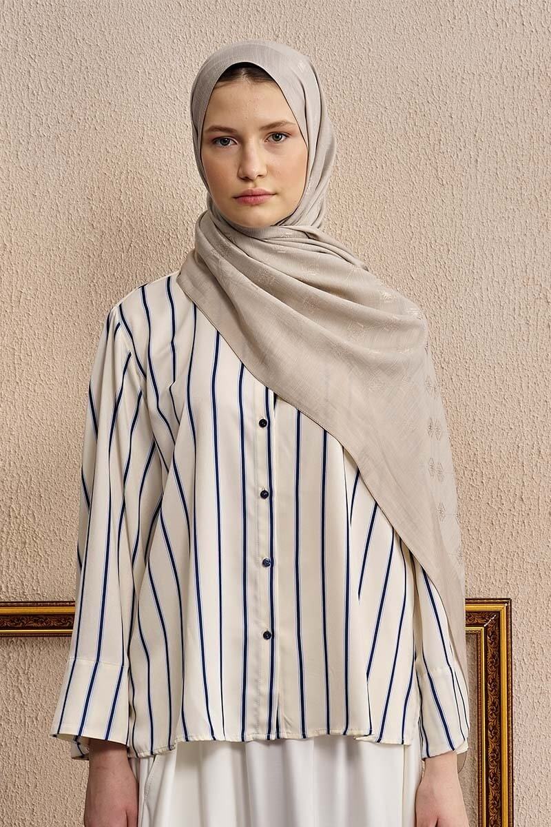 Çift Taraflı Logo Desen Şal Bej çift taraflı tasarımlı şal modeli