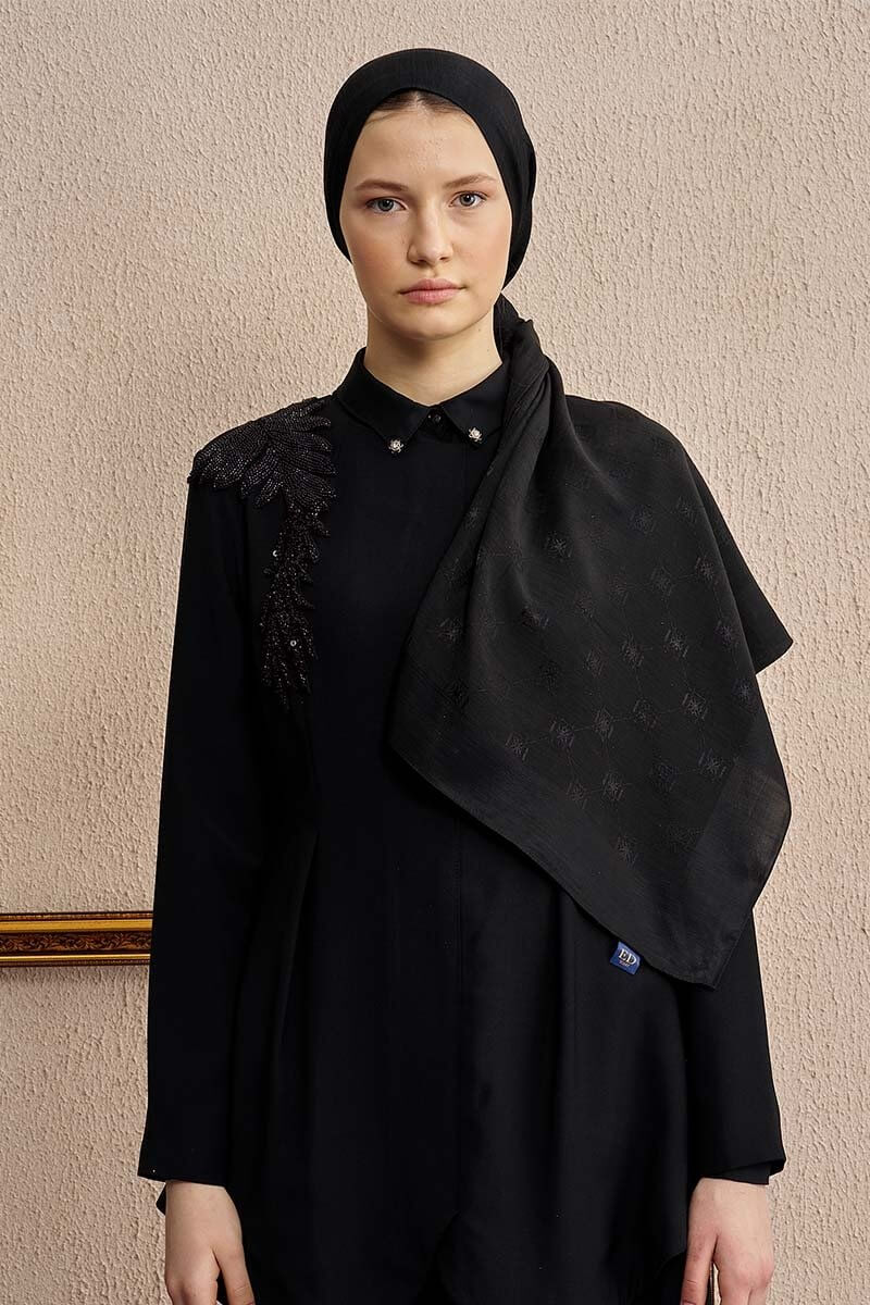 Çift Taraflı Logo Desen Şal Siyah çift taraflı tasarımlı şal modeli