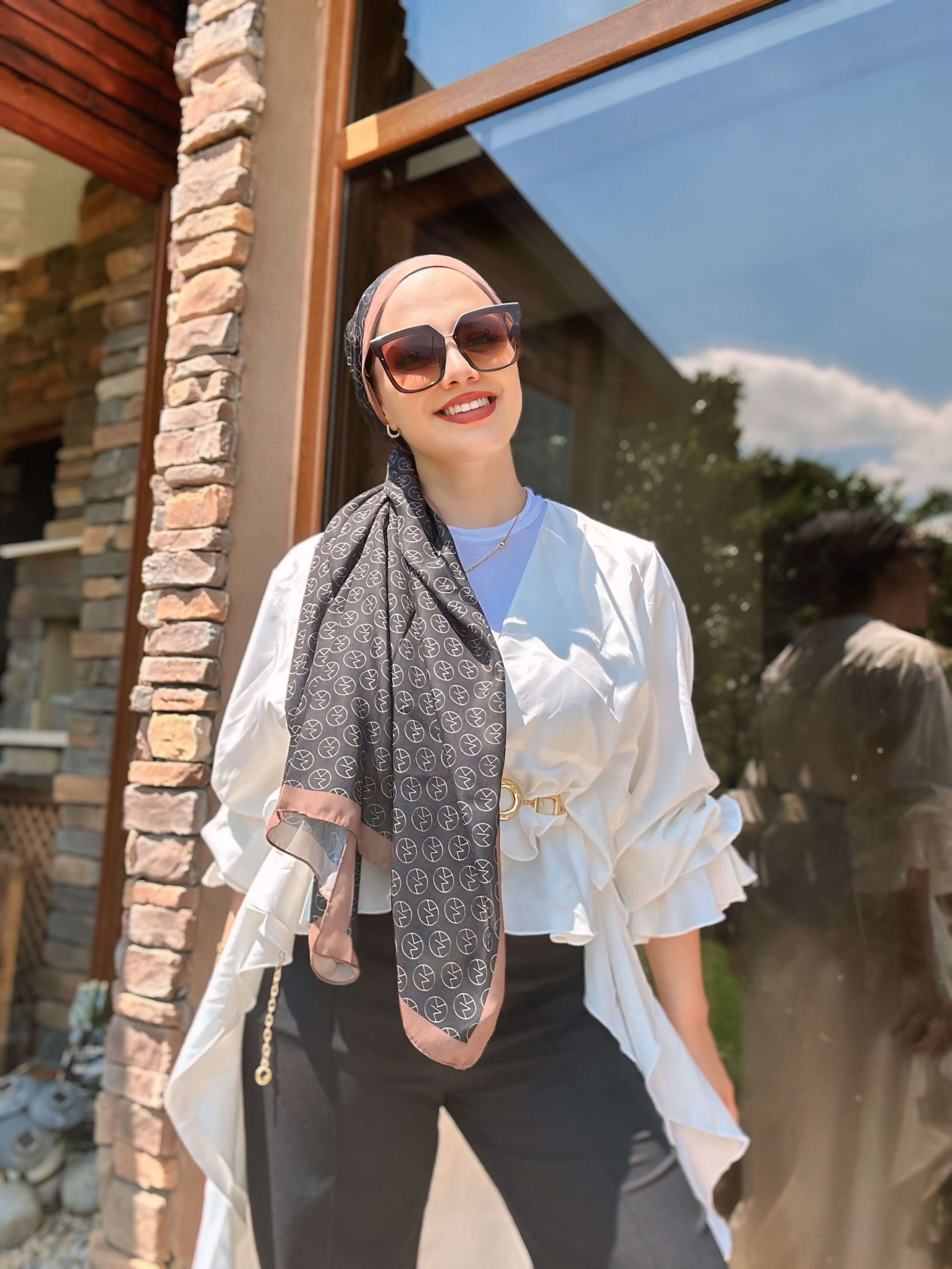 MK Pamuk Eşarp Siyah Acı Kahve ile konforlu şıklık