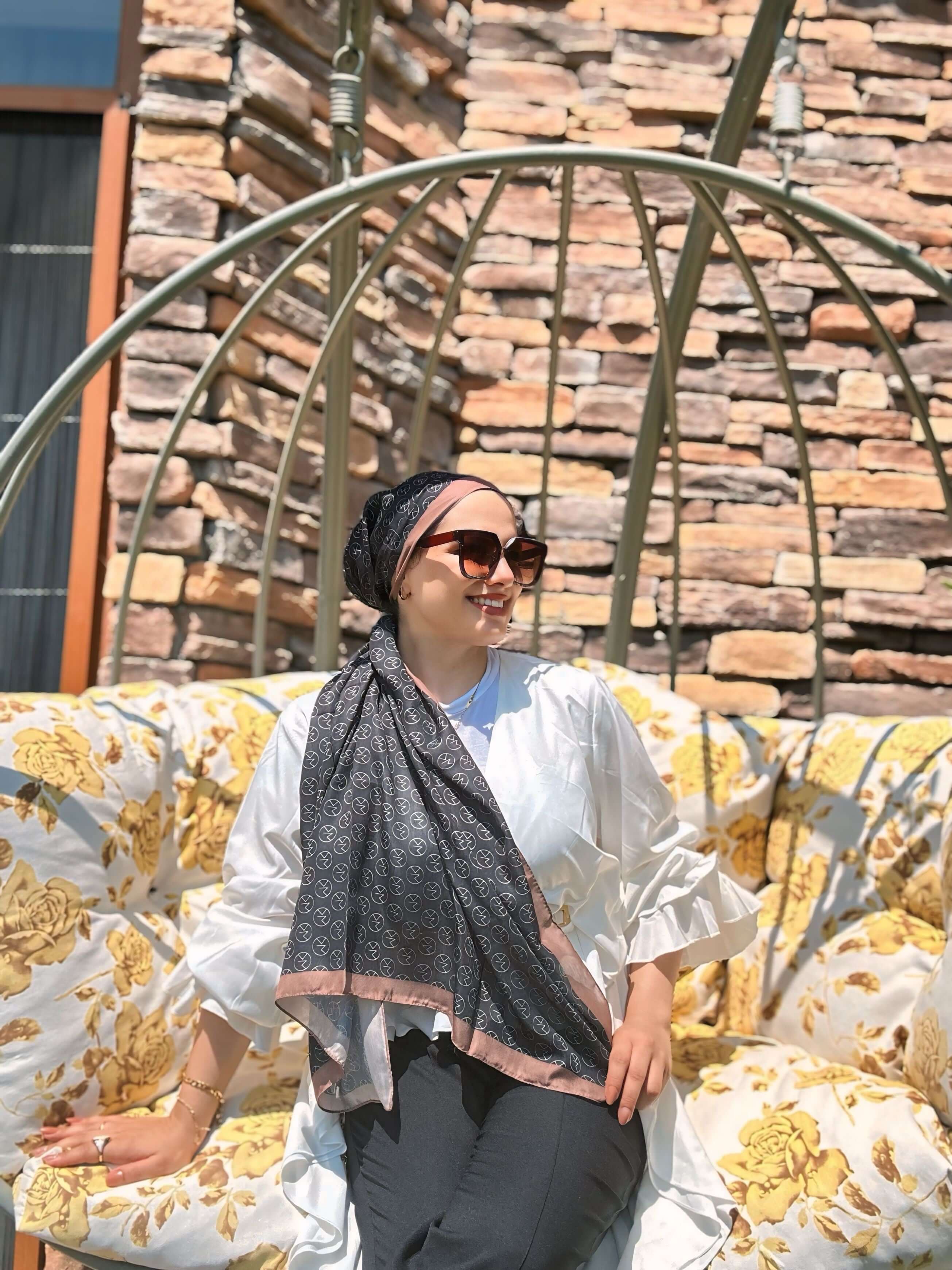 Şık ve zarif kombinler için Siyah Acı Kahve MK Pamuk Eşarp