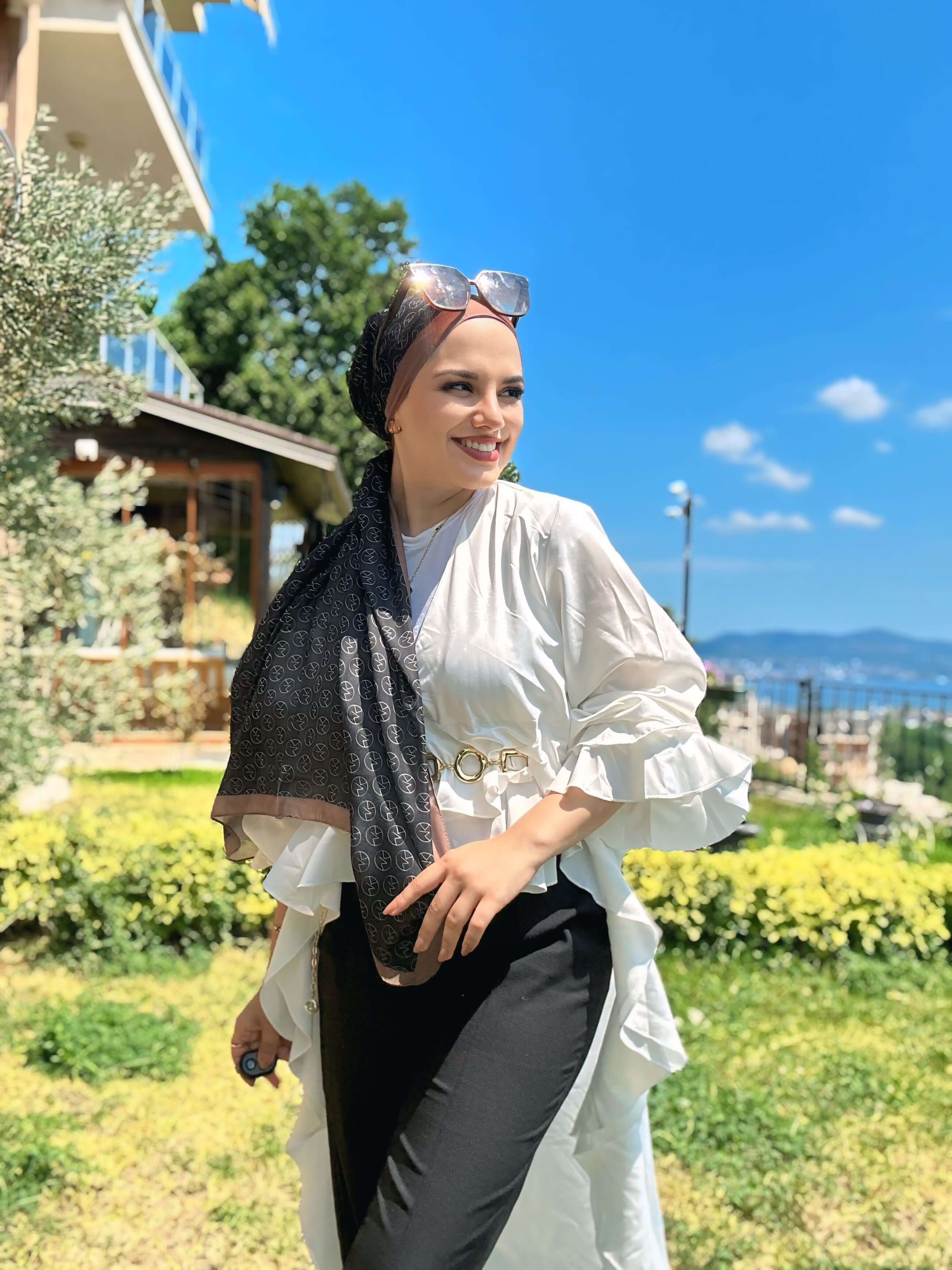 Siyah ve acı kahve tonlarında pamuklu MK Eşarp detaylı görünüm