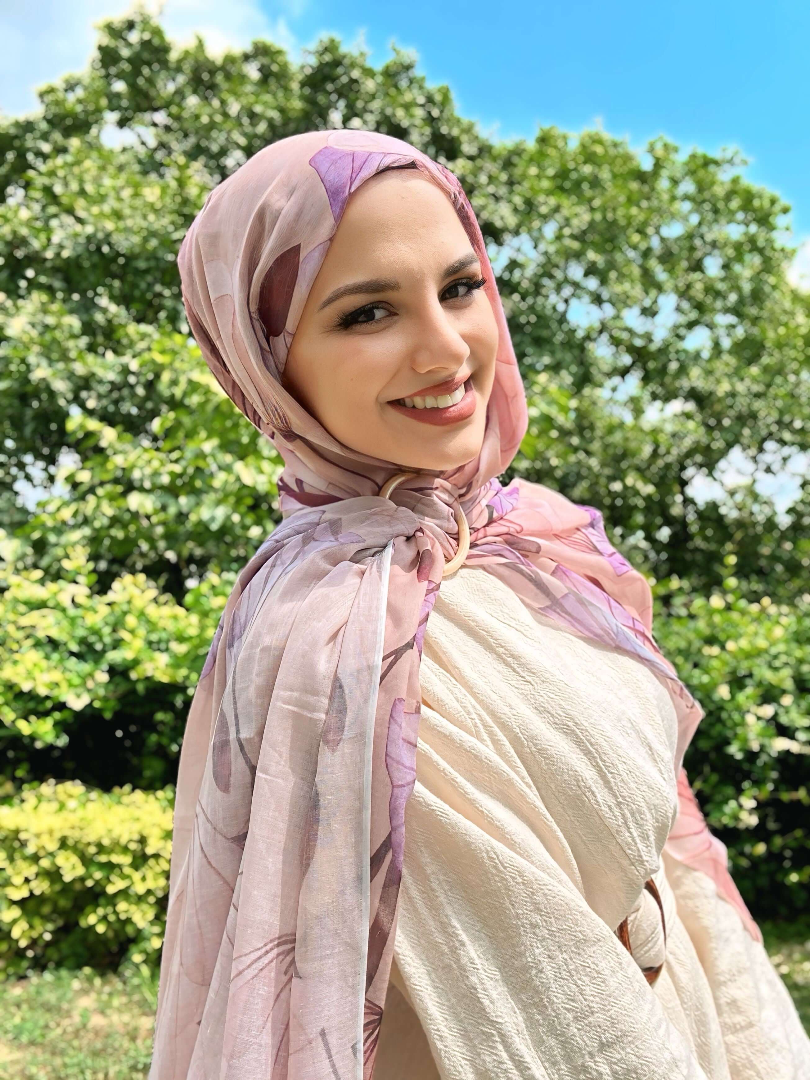Alicia Desen Aya Şal Pembe Mor rengiyle zarif kombin