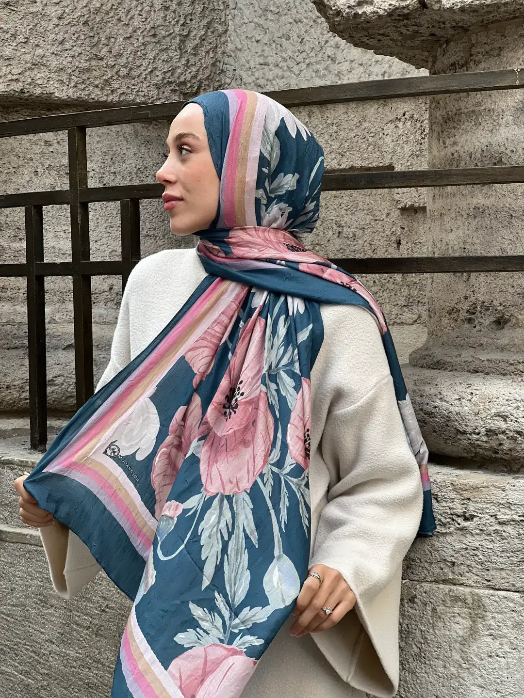 Margarit desenli koyu petrol bambu şal, günlük kombinlere sofistike bir hava katar.