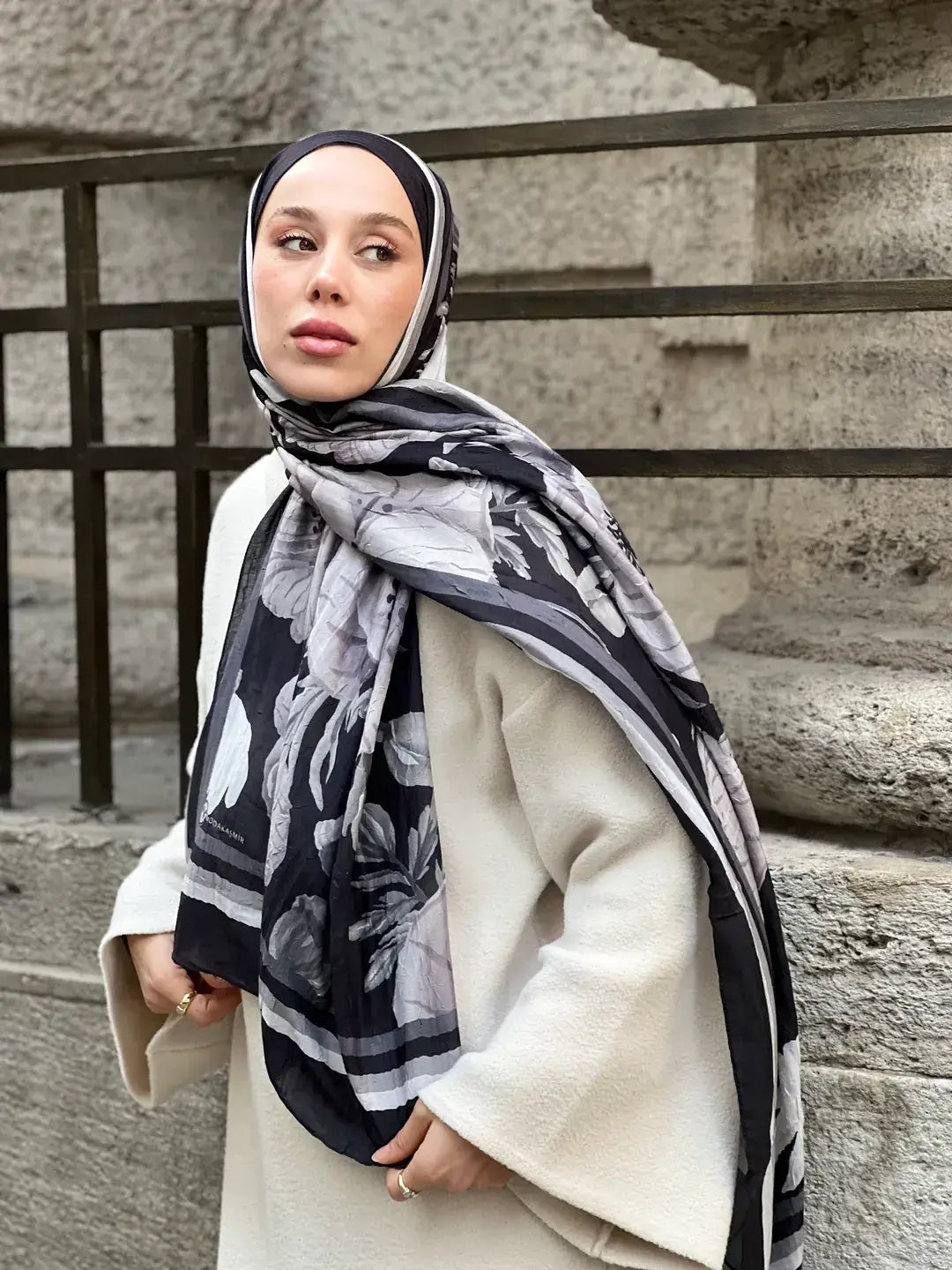 Siyah beyaz margarit desen bambu şal, klasik zarafetiyle zamansız bir şıklık sunar.