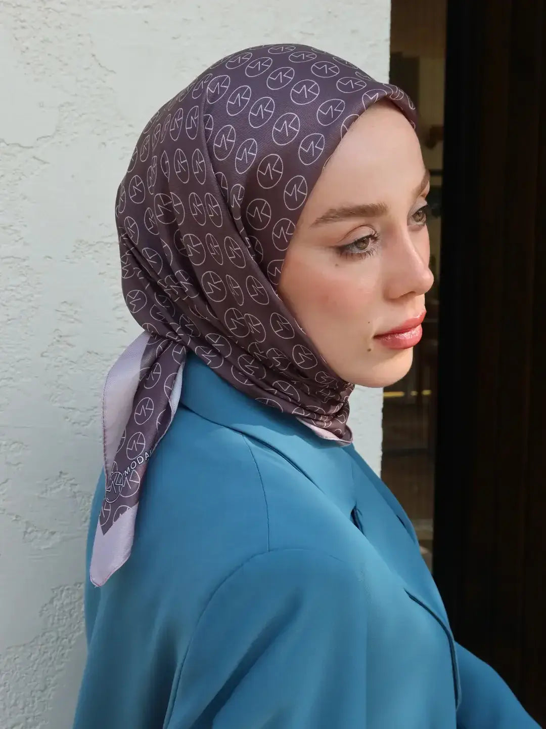 Romantik dokunuşuyla öne çıkan vintage rose acı kahve MK pamuk eşarp, sofistike bir seçimdir.