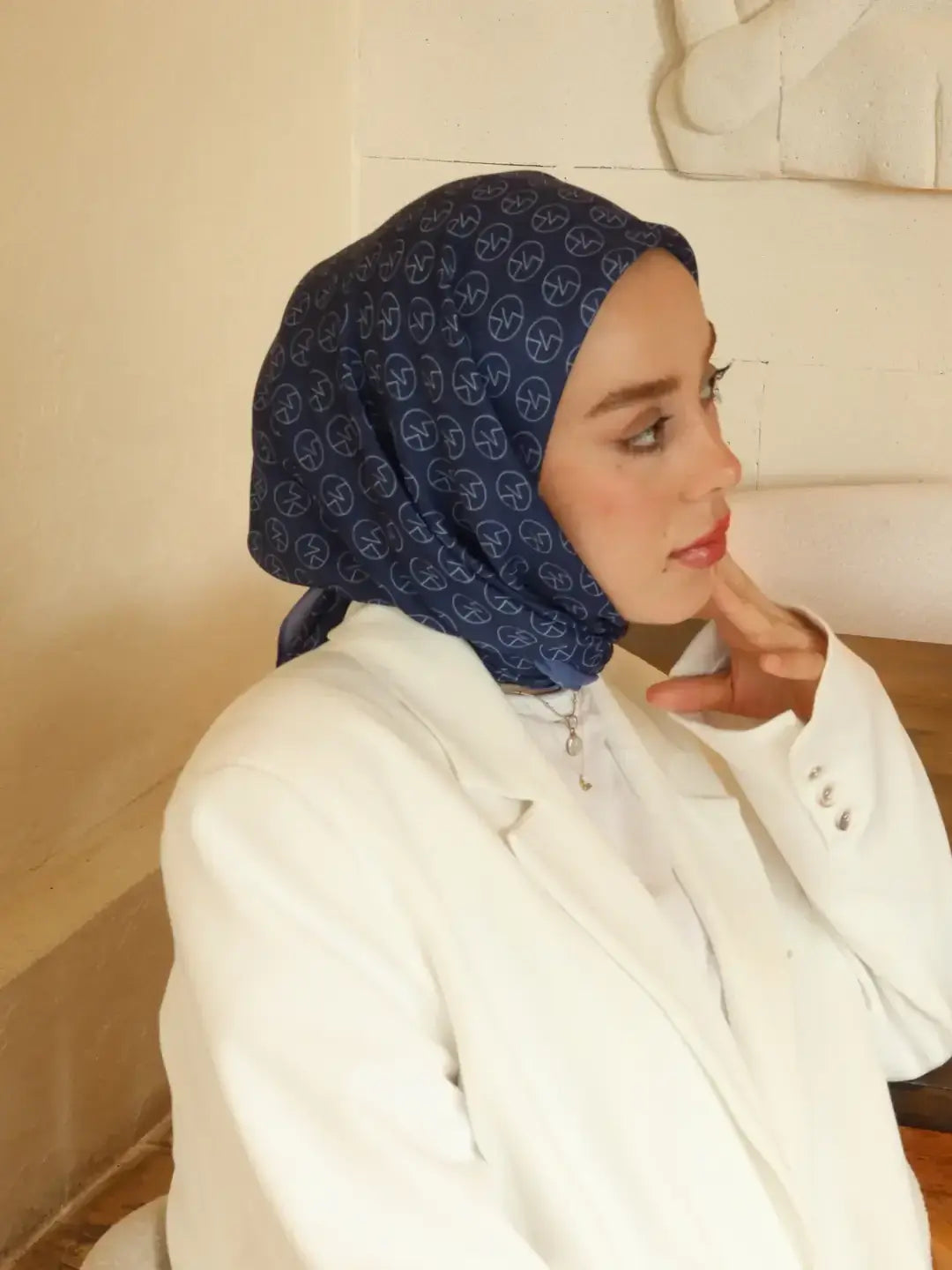 Lacivert mor MK pamuk eşarp, zarif renk geçişleriyle modern ve şık bir görünüm sunar.