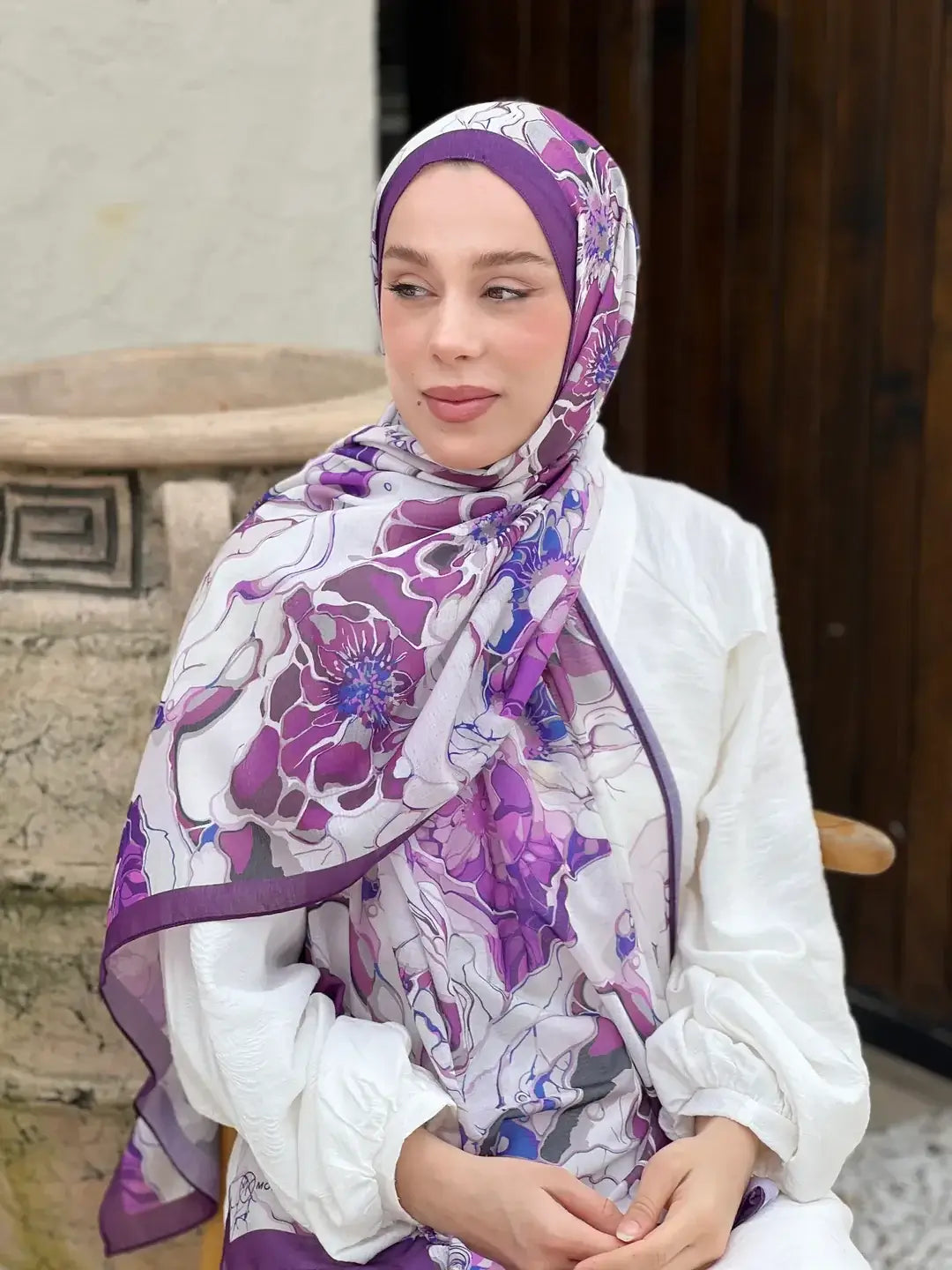 Asaletin rengi mürdüm Alice desenli Lina şal, özel davetler için şık bir tamamlayıcıdır.
