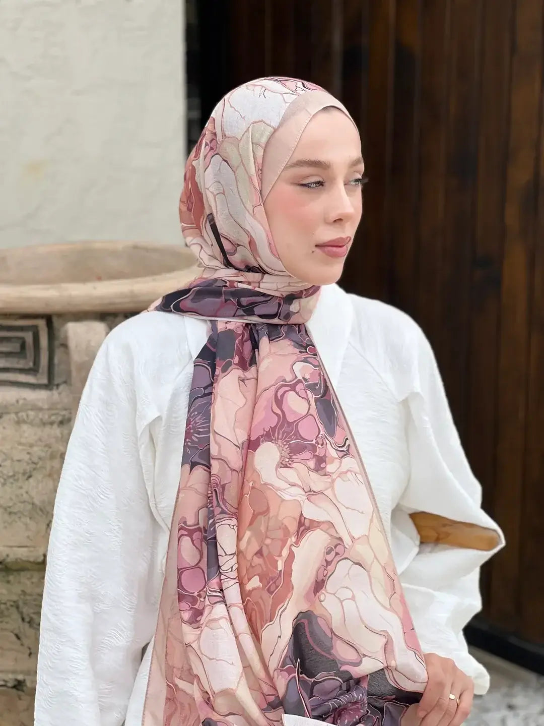 İğde renginde Alice desen Lina şal, masalsı zarafetiyle romantik bir stil sunar.