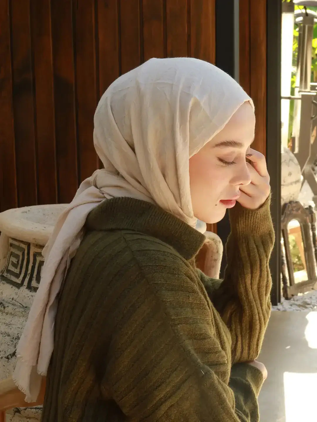 Doğal şıklığı yansıtan iğde modal kraş şal, modern ve sofistike bir seçimdir.