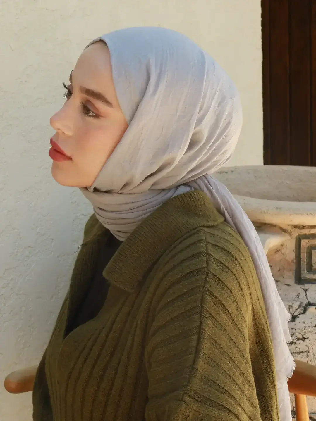 Hafif ve rahat yapısıyla gri modal kraş şal, günlük kombinlere modern bir hava katar.