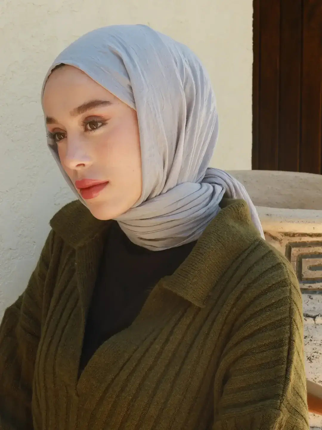 Modern ve hafif şıklık sunan gri modal kraş şal, sofistike tarzı tamamlayan şık bir seçimdir.