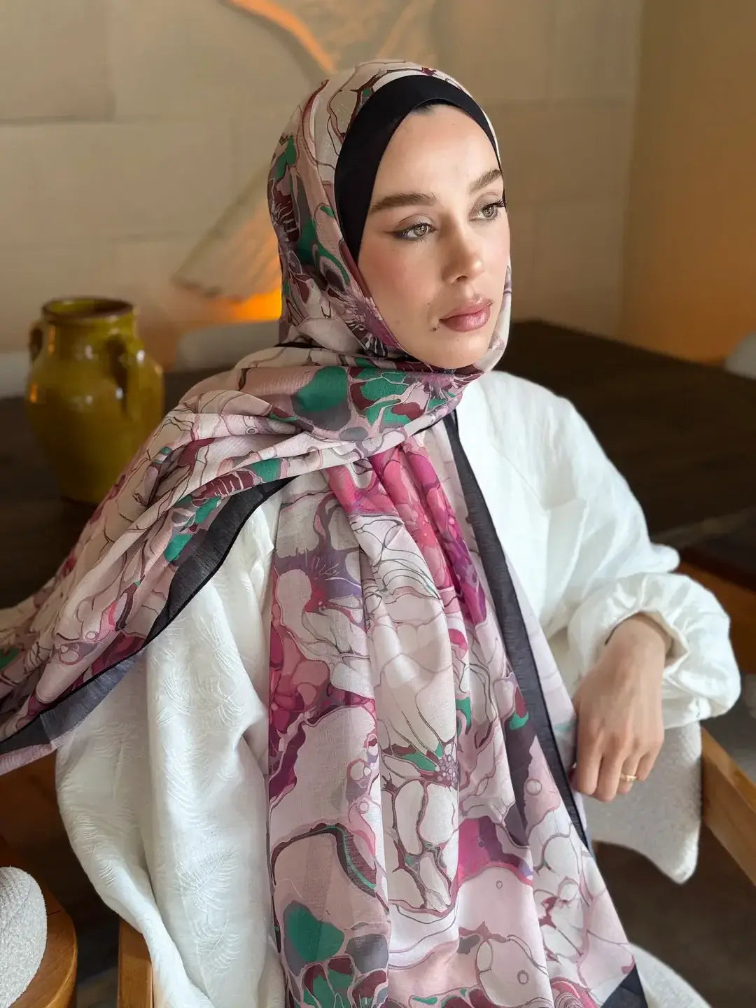 Göz alıcı kontrastıyla siyah-pembe Alice desen Lina şal, kombinlere sofistike bir hava katar.