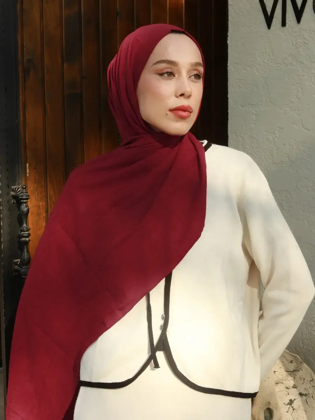 Kırmızı modal kraş şal, canlı rengi ve hafif dokusuyla dikkat çekici bir şıklık sunar.