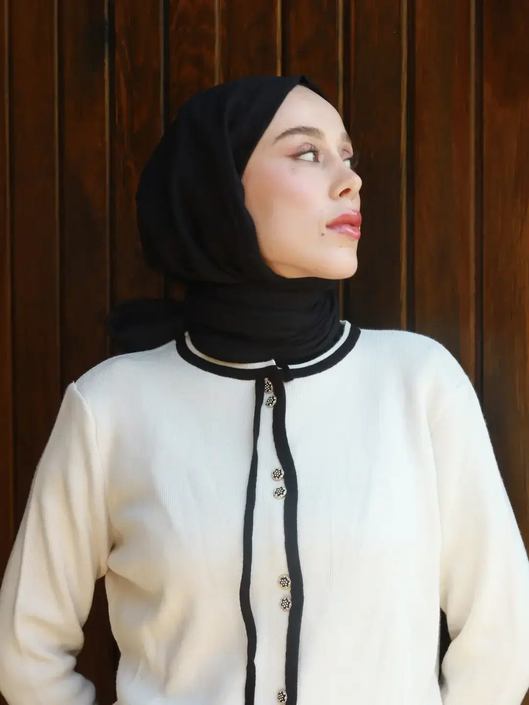 Siyah modal kraş şal, her kombine uyum sağlayan zarif ve modern bir şıklık sunar.