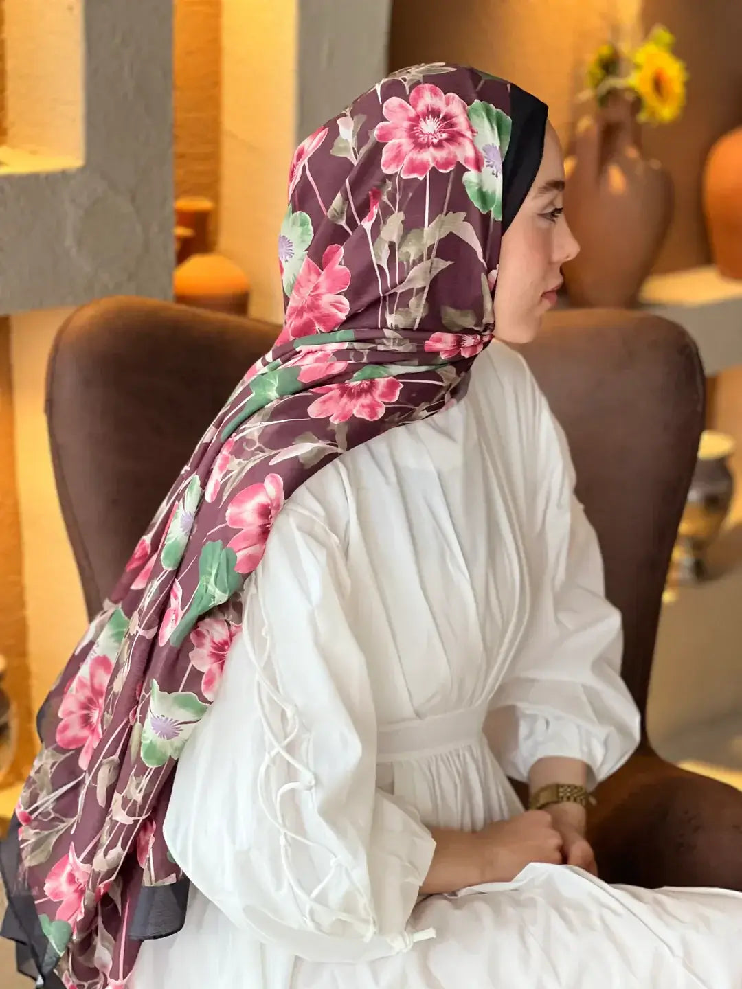 Şıklığı öne çıkaran siyah-bordo Fiori desen Lina şal, özel günler için ideal seçim.