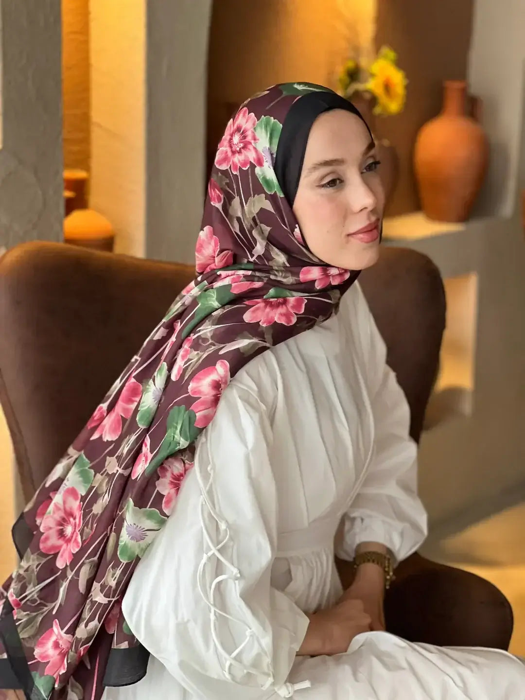 Fiori desenli siyah-bordo Lina şal, zarif ve etkileyici kombinler için tasarlandı.
