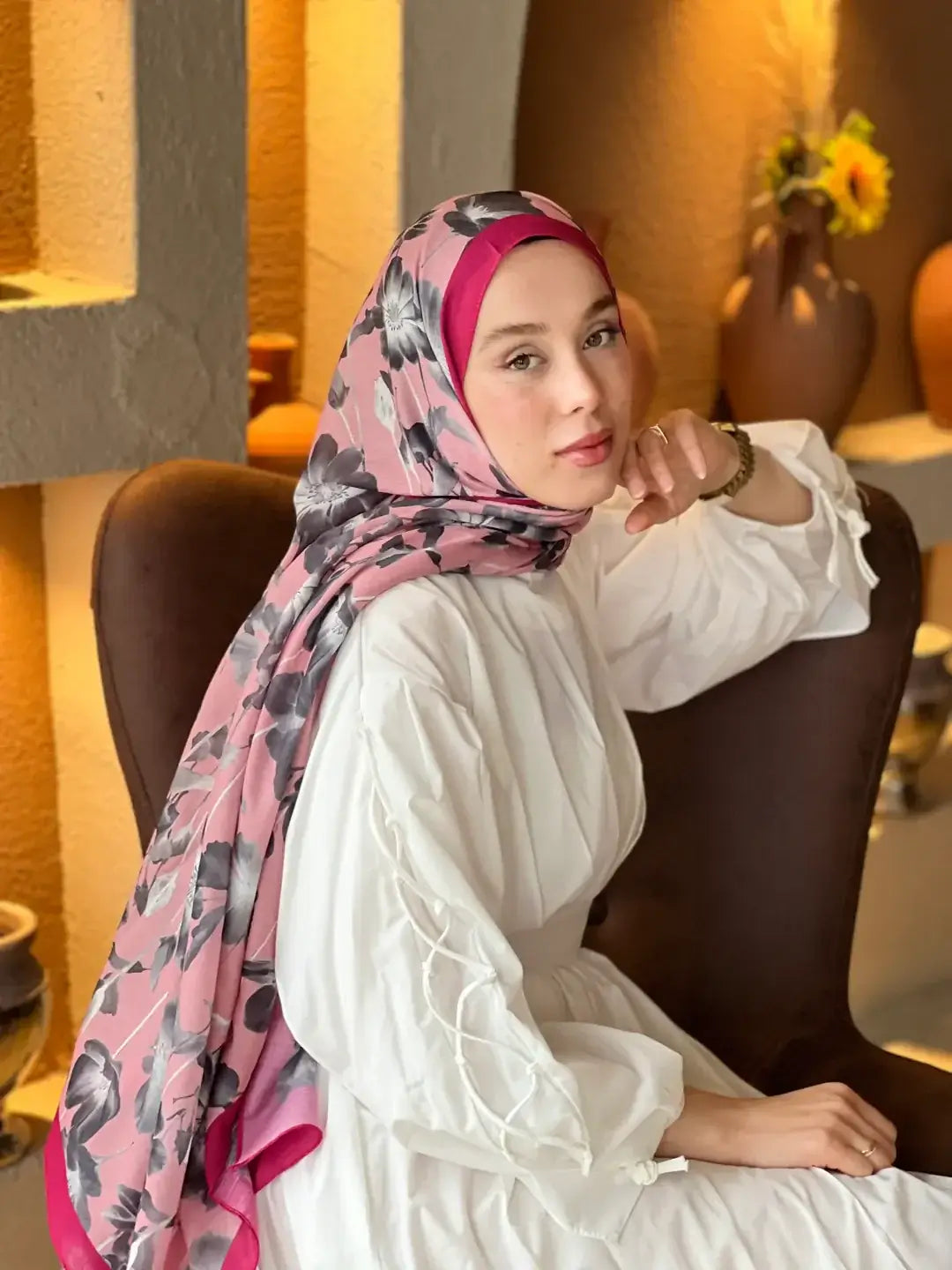 Romantik dokunuşlu fuşya Fiori desen Lina şal, şık kombinler için dikkat çekici bir seçim.
