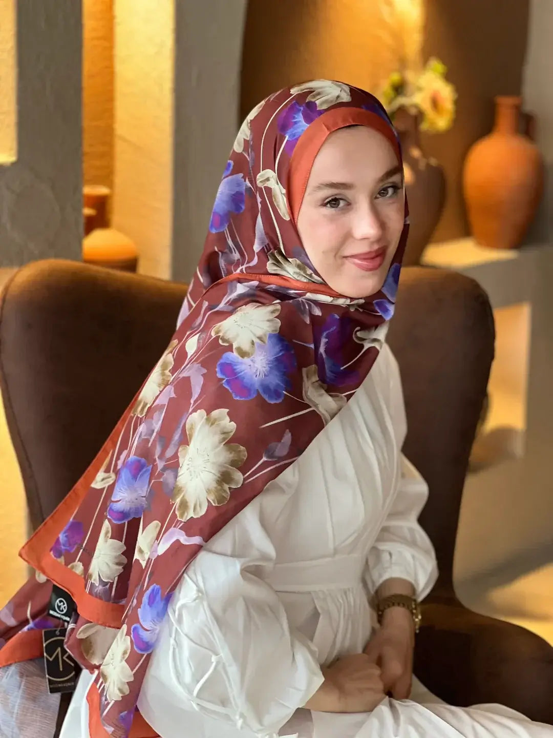 Şık kombinler için Kiremit Fiori Desen Lina Şal