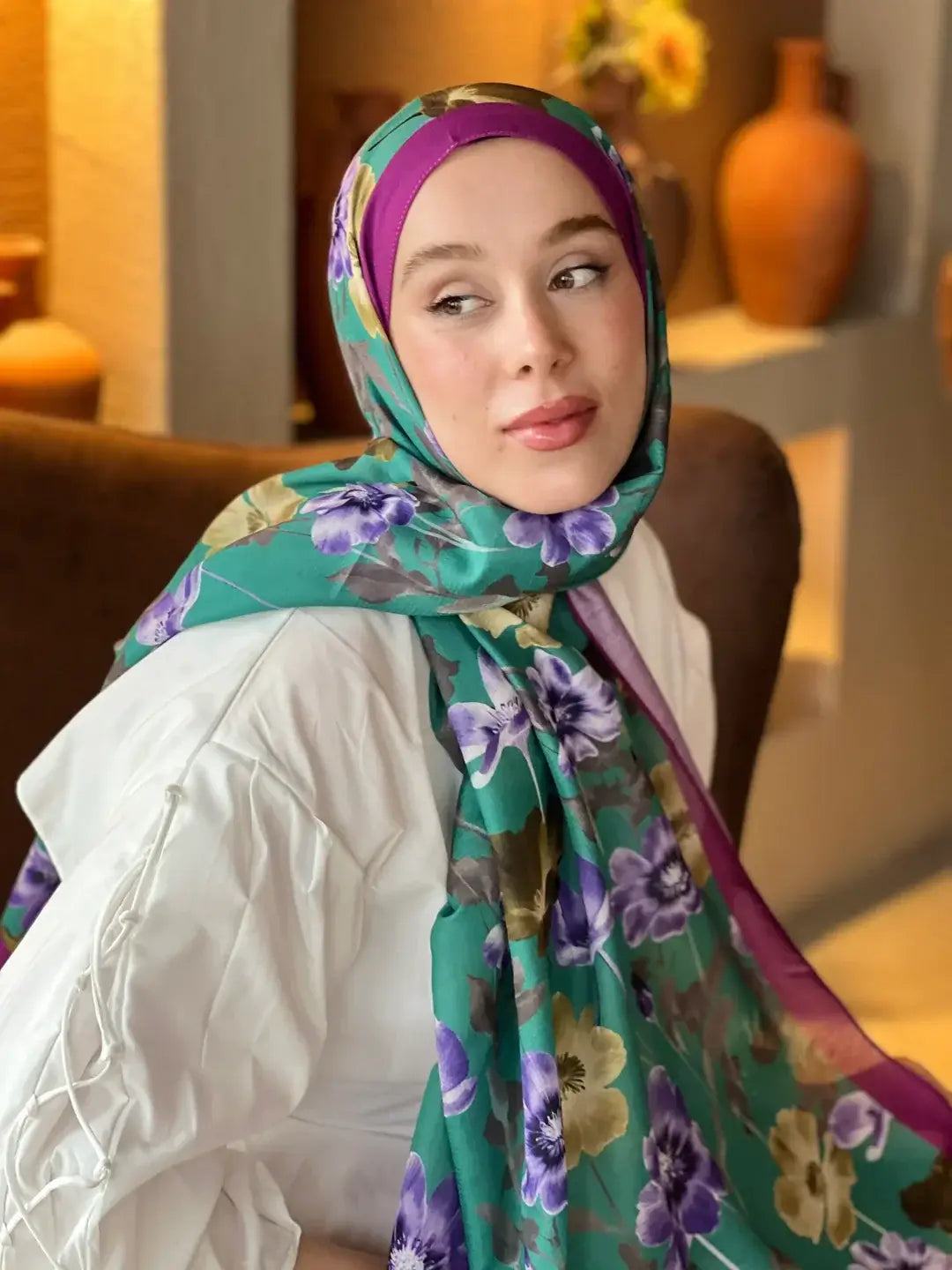 Romantik zarafeti yansıtan Fiori desenli Lina şal, günlük ve özel davetlerde şıklık sunar.