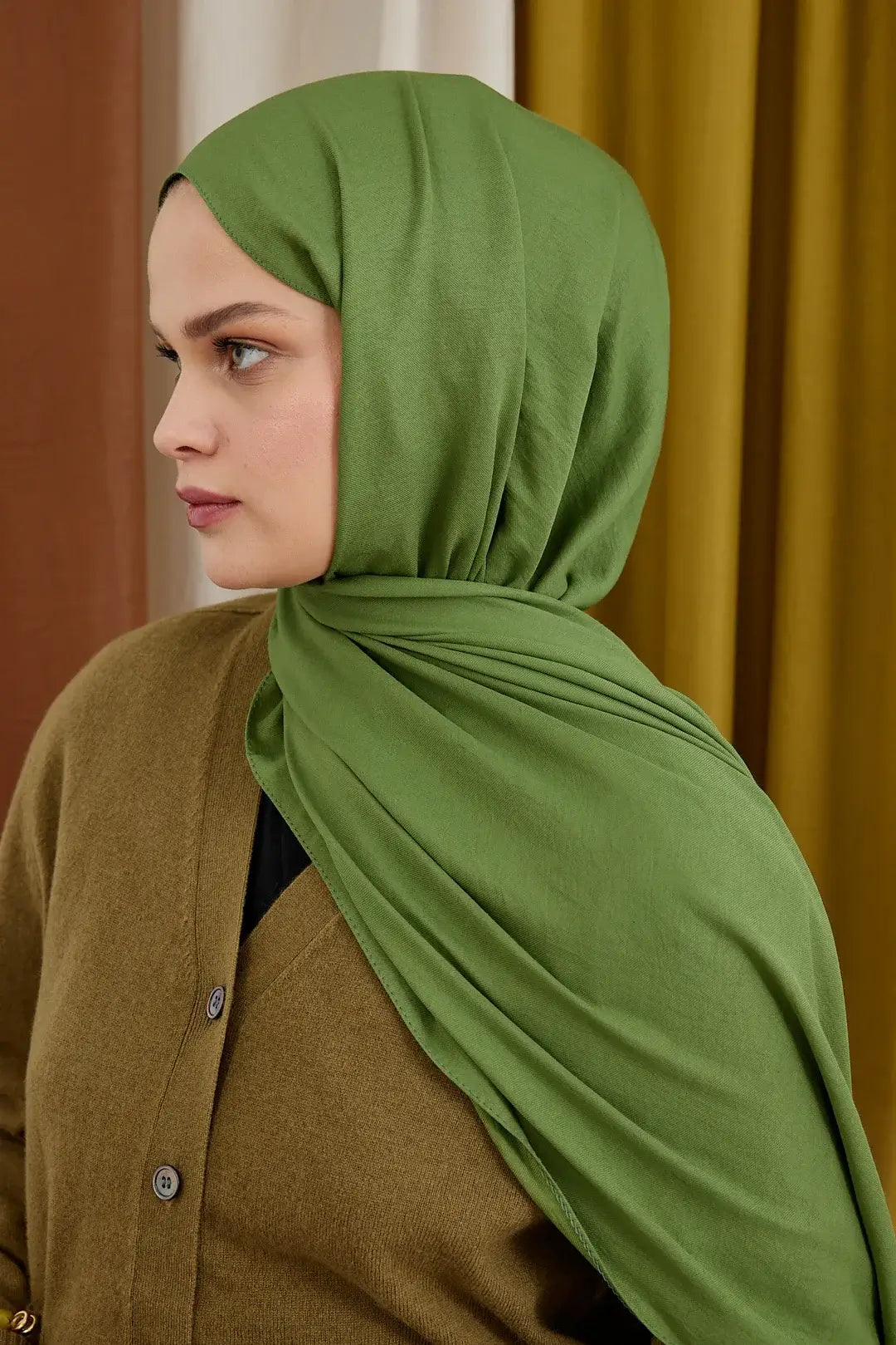 İpeksi yumuşaklık hissi veren haki modal şal, modern ve sofistike bir stil tamamlar.