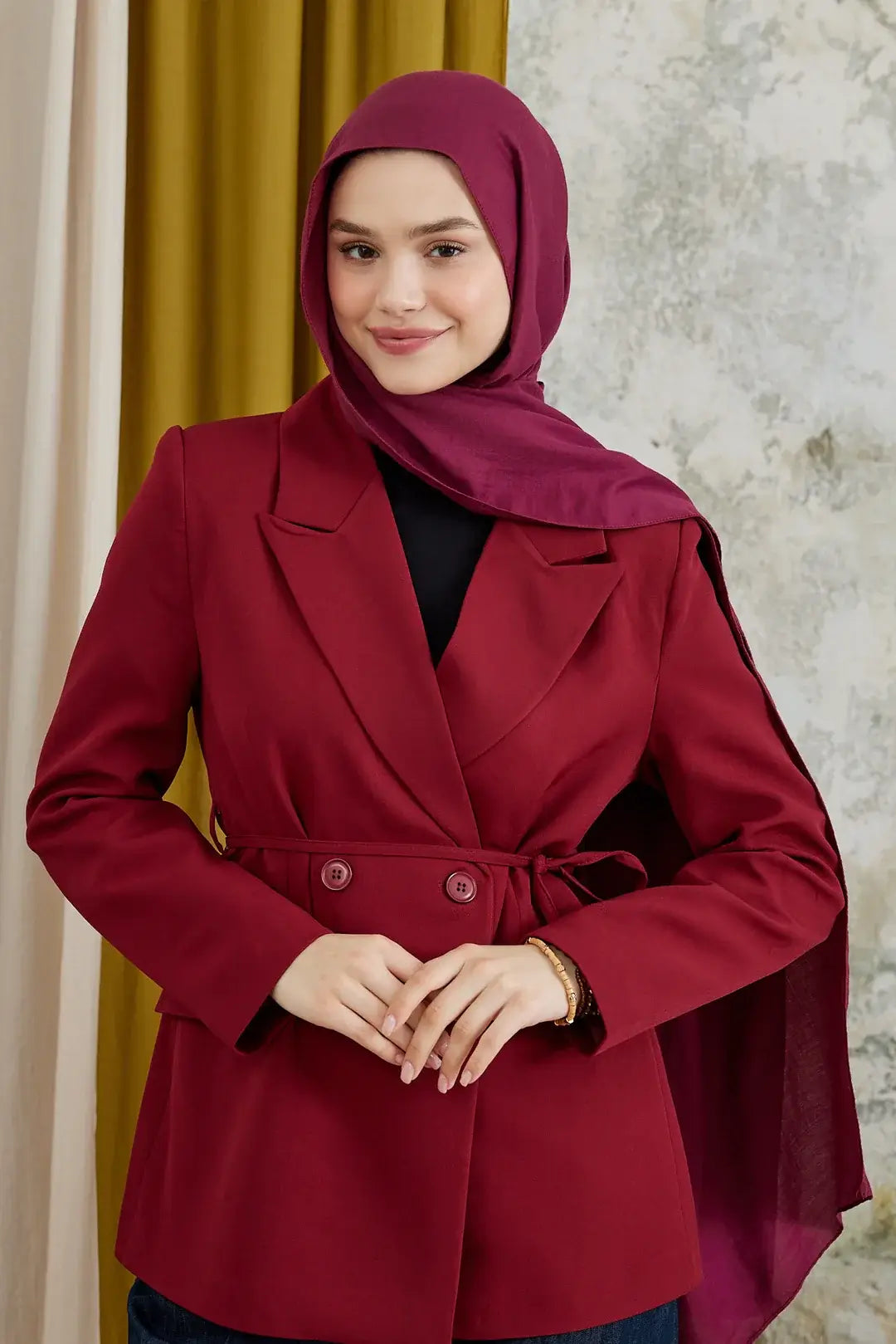 Bordo renkli modal şal, ipeksi yumuşak dokusuyla zarif ve konforlu bir kullanım sunar.