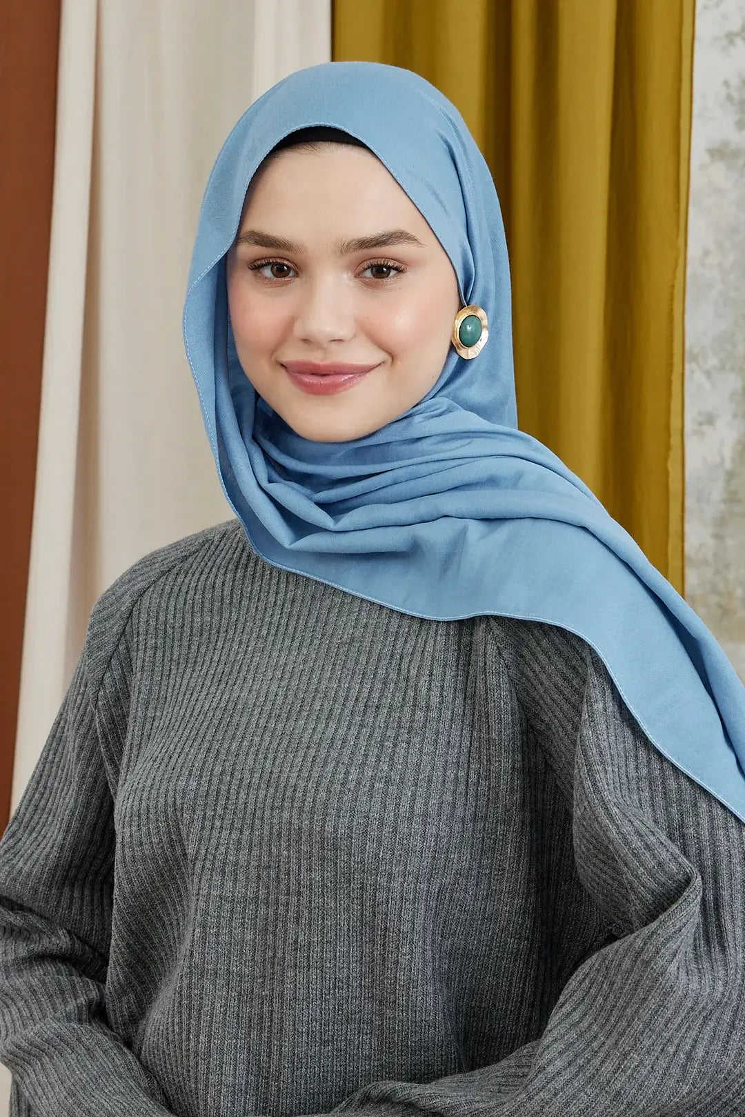 Modal şal serisinin mavi tonu, günlük kombinlere canlılık ve şıklık katar.