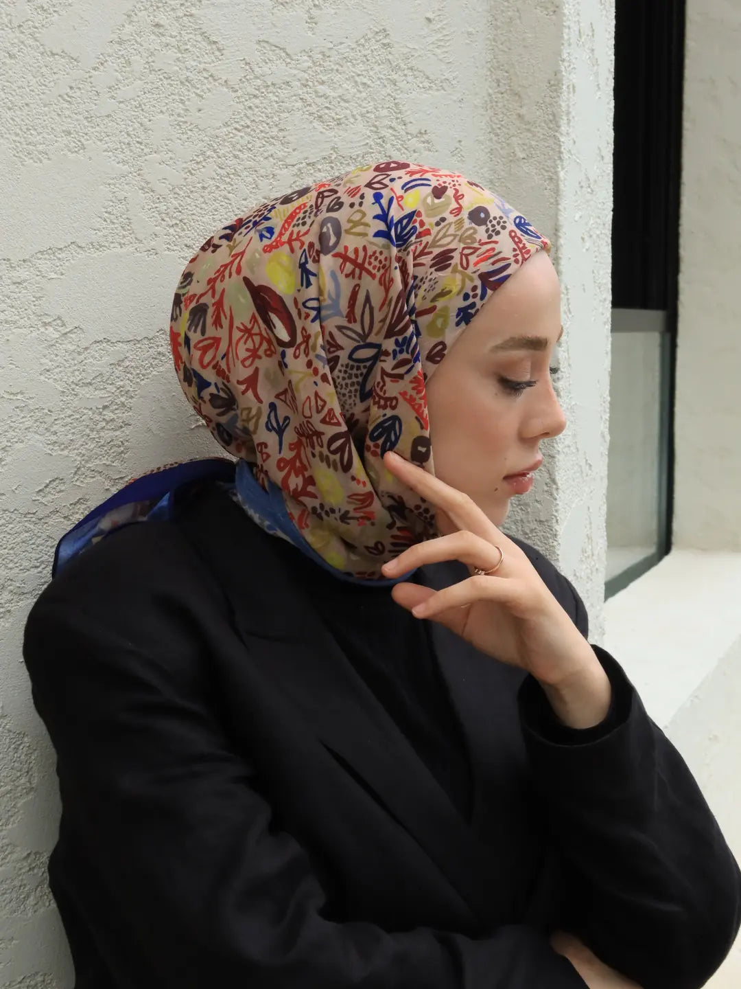 Zarif seçimiyle öne çıkan morcivert vizon flora desen bambu eşarp, hafif dokusuyla modern bir tamamlayıcıdır.