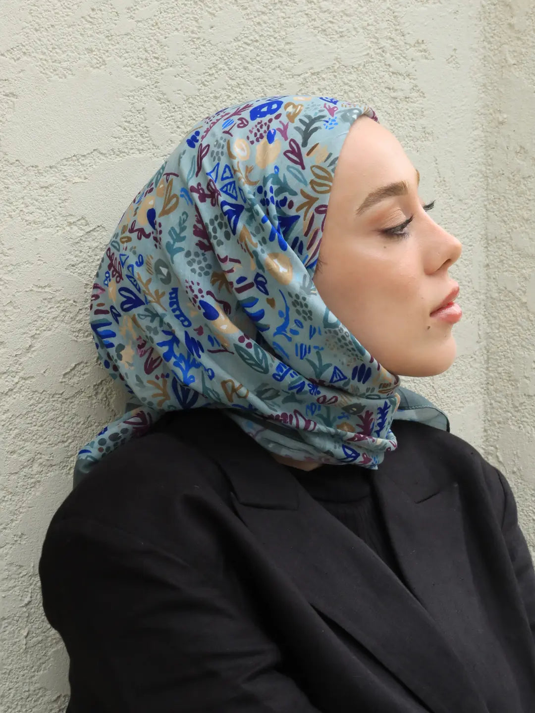 Hafif dokusuyla konfor sağlayan duman gri flora desen bambu eşarp, zarif ve şık bir seçimdir.