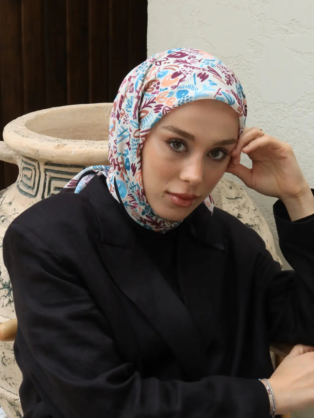 Zarif seçimiyle öne çıkan siyah iğde flora desen bambu eşarp, hafif dokusuyla modern bir tamamlayıcıdır.