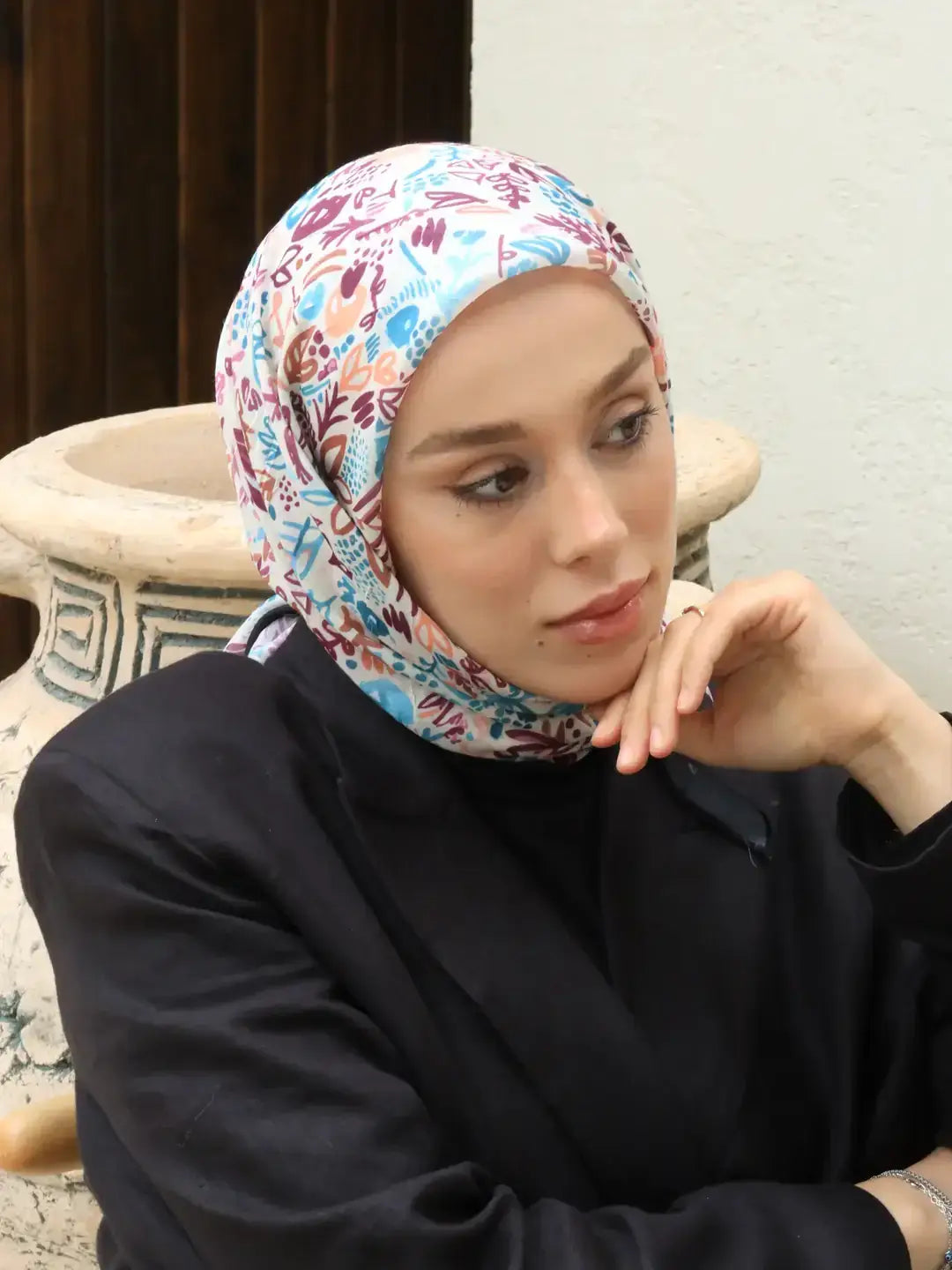Siyah iğde modern flora desen bambu eşarp, zarif seçimiyle sofistike bir şıklık sunar.